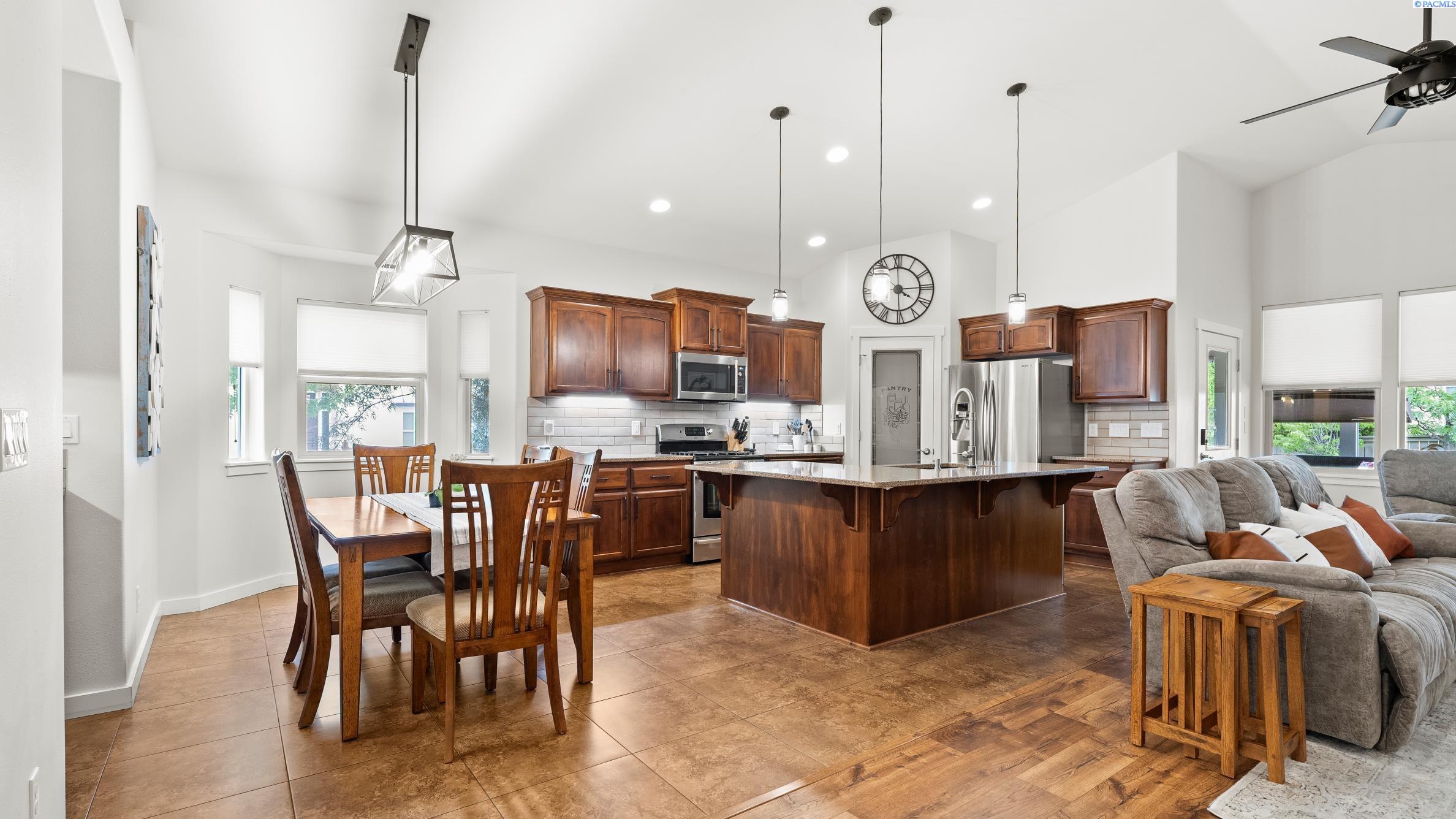 Kennewick, Washington, 99338, United States, 4 Bedrooms Bedrooms, ,3 BathroomsBathrooms,Residential,For Sale,1907298