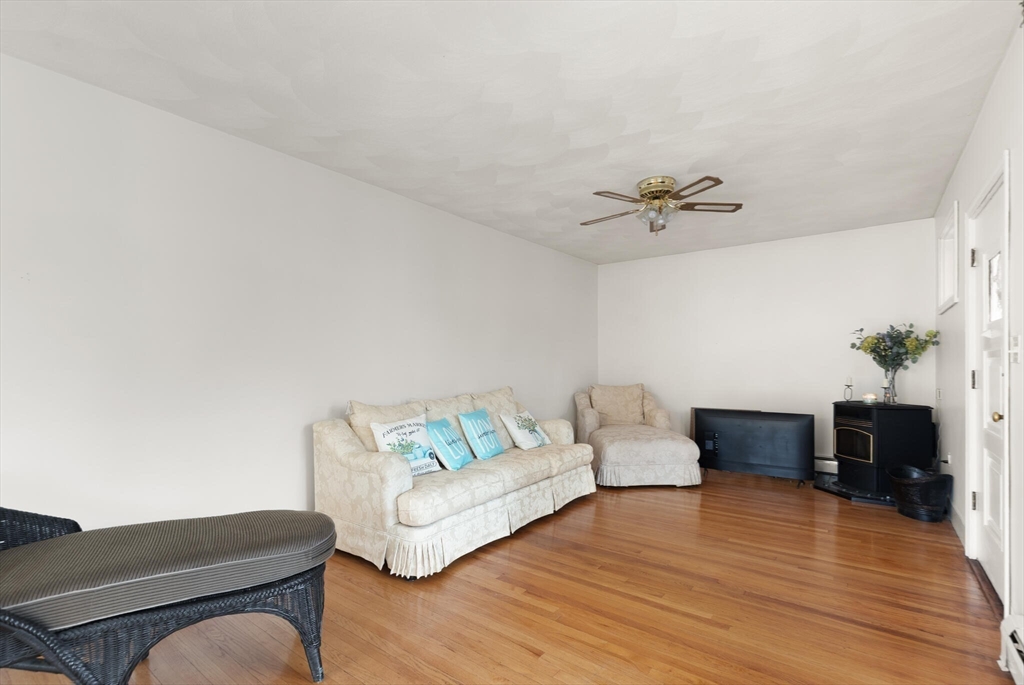 Salem, Massachusetts, 01970, United States, 3 Bedrooms Bedrooms, ,1 BathroomBathrooms,Residential,For Sale,1988229