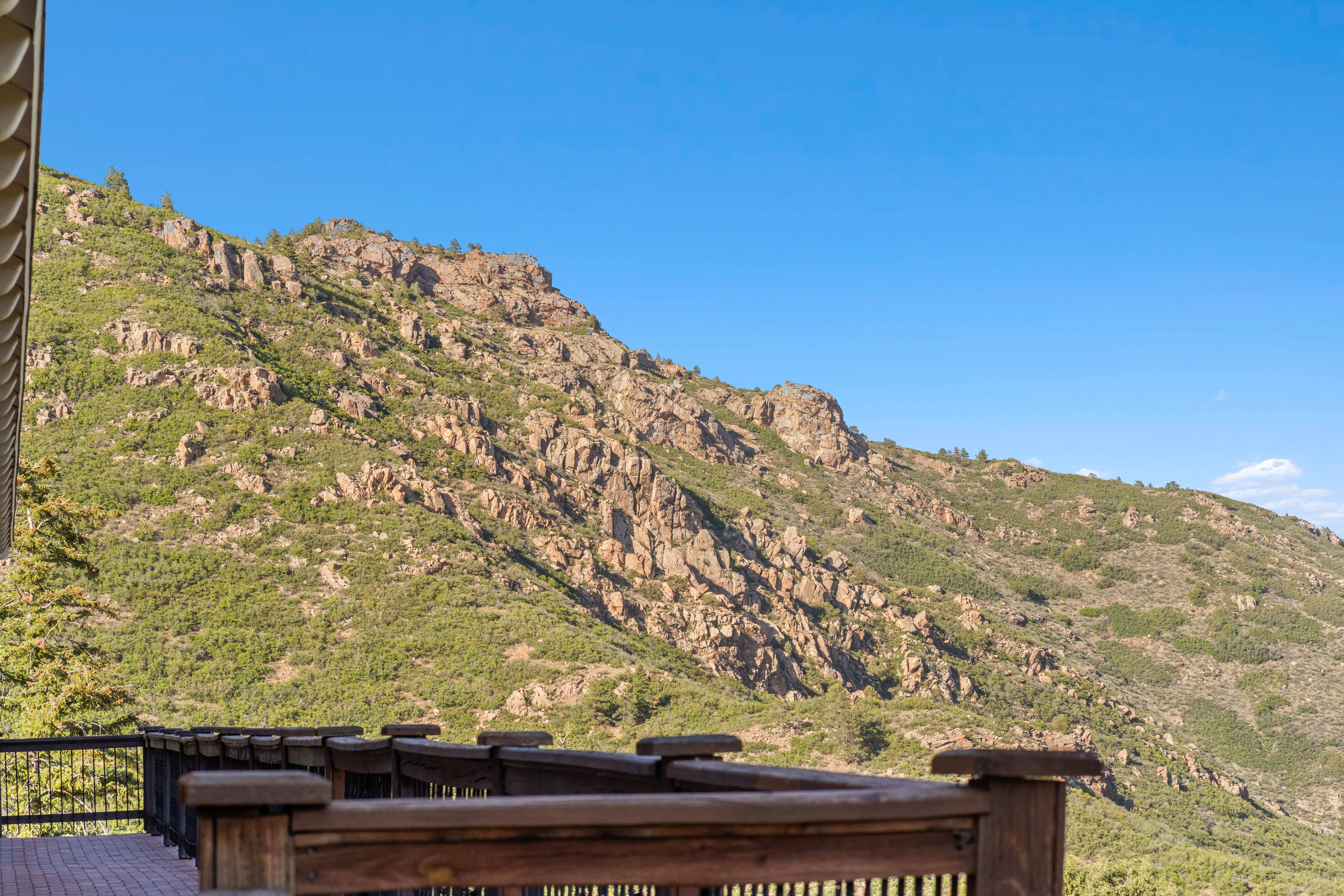  Rare 40-Acre Mountain Retreat with Panoramic Views & 11 Garages - 物件實景
