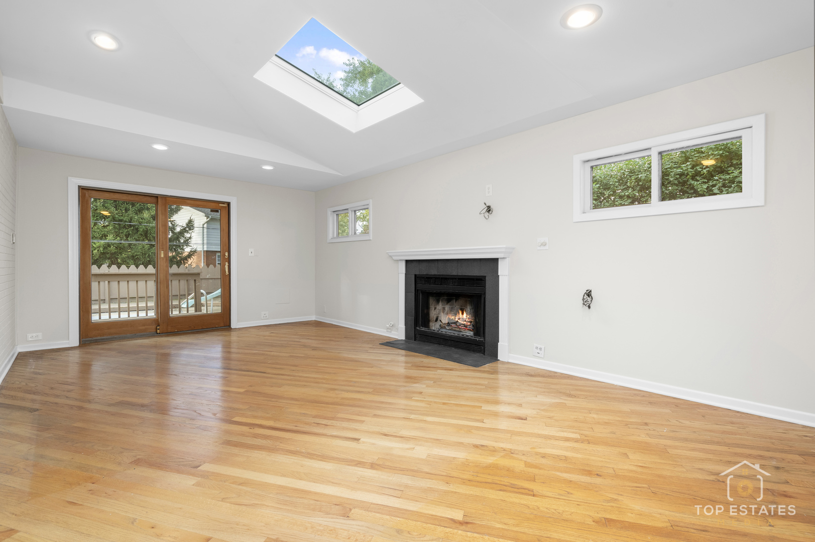 Palatine, Illinois, 60067, United States, 4 Bedrooms Bedrooms, ,3 BathroomsBathrooms,Residential,For Sale,1967917