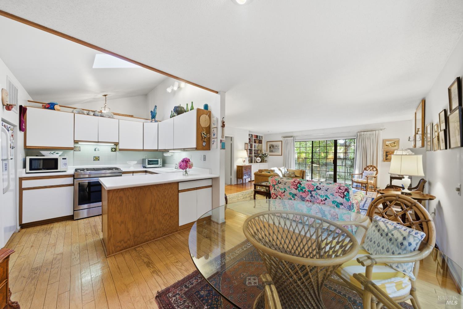 Sonoma, California, 95476, United States, 2 Bedrooms Bedrooms, ,2 BathroomsBathrooms,Residential,For Sale,2001953