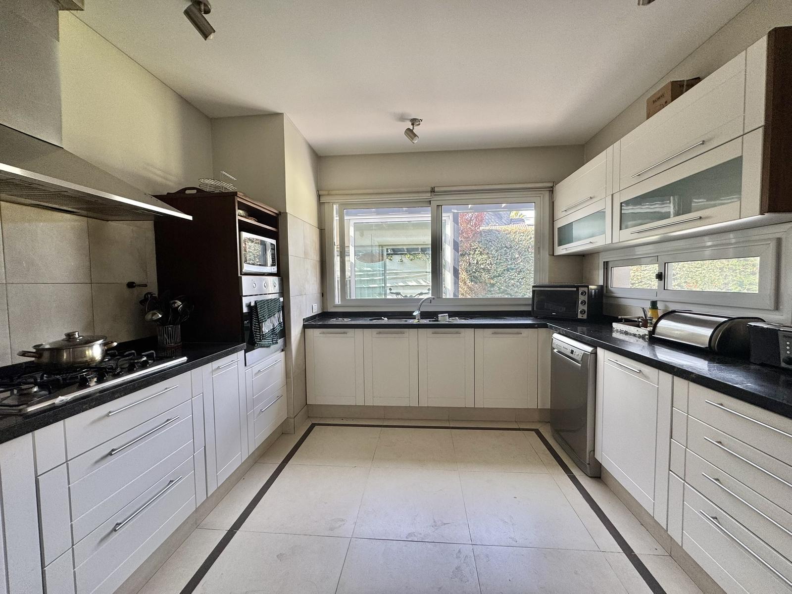 Godoy Cruz, AR-M, AR, 5 Bedrooms Bedrooms, ,4 BathroomsBathrooms,Residential,For Sale,1961859