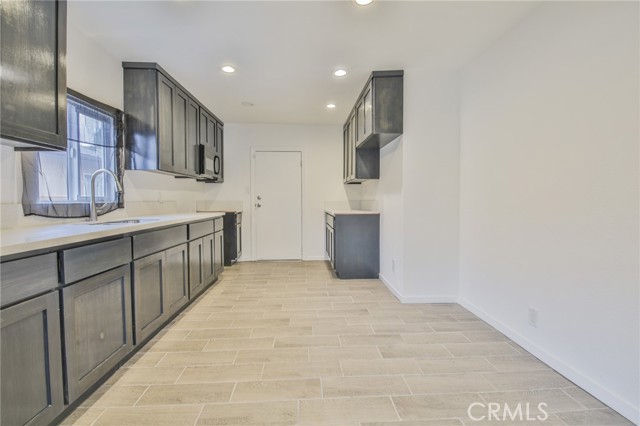 Los Angeles, California, 90003, United States, 5 Bedrooms Bedrooms, ,Residential,For Sale,1889512