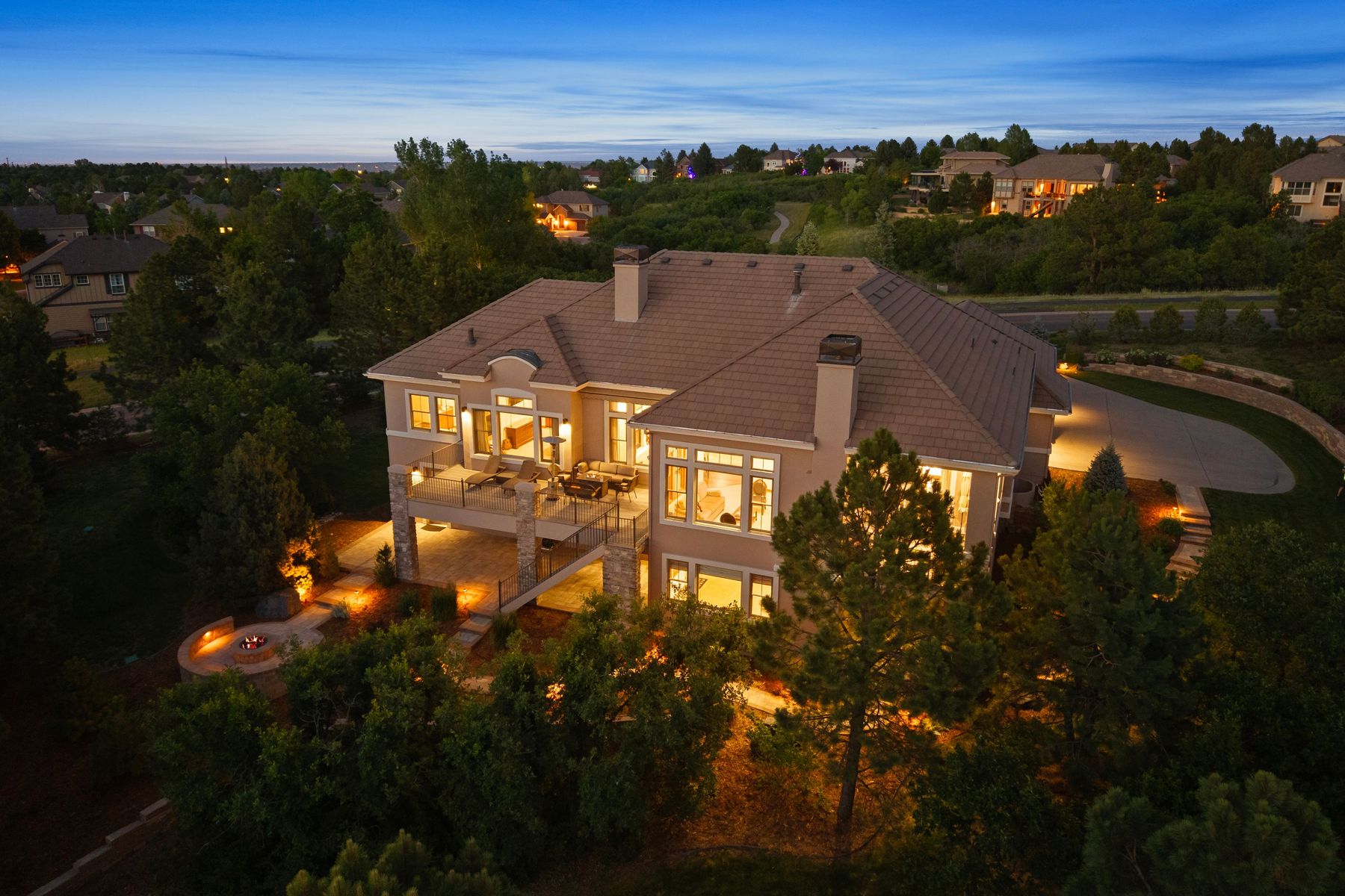  Edging the mountainside within the prestigious community of Castle Pines Village - 物件實景