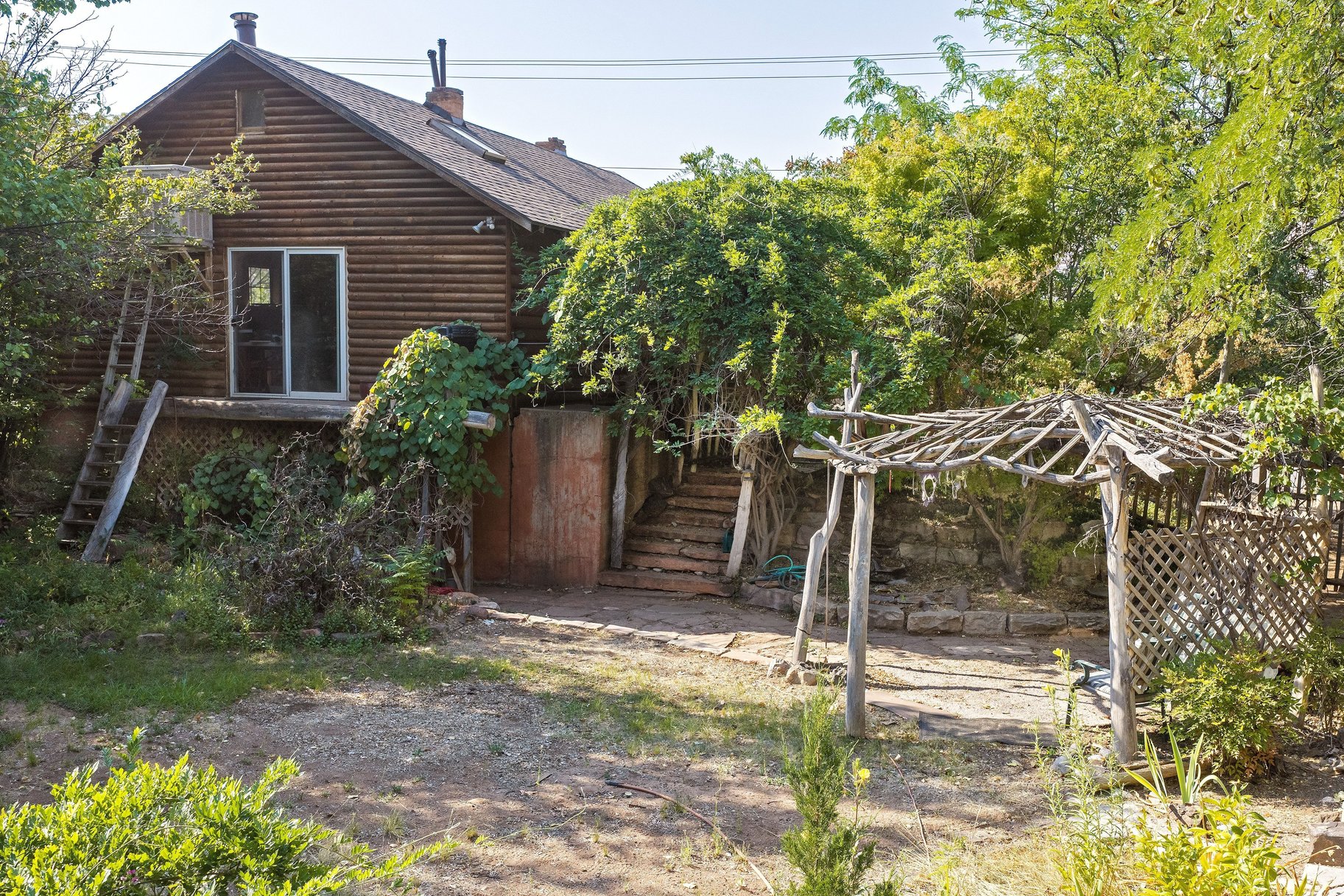  Great Location, Private Backyard & Plenty of Potential - 物件實景