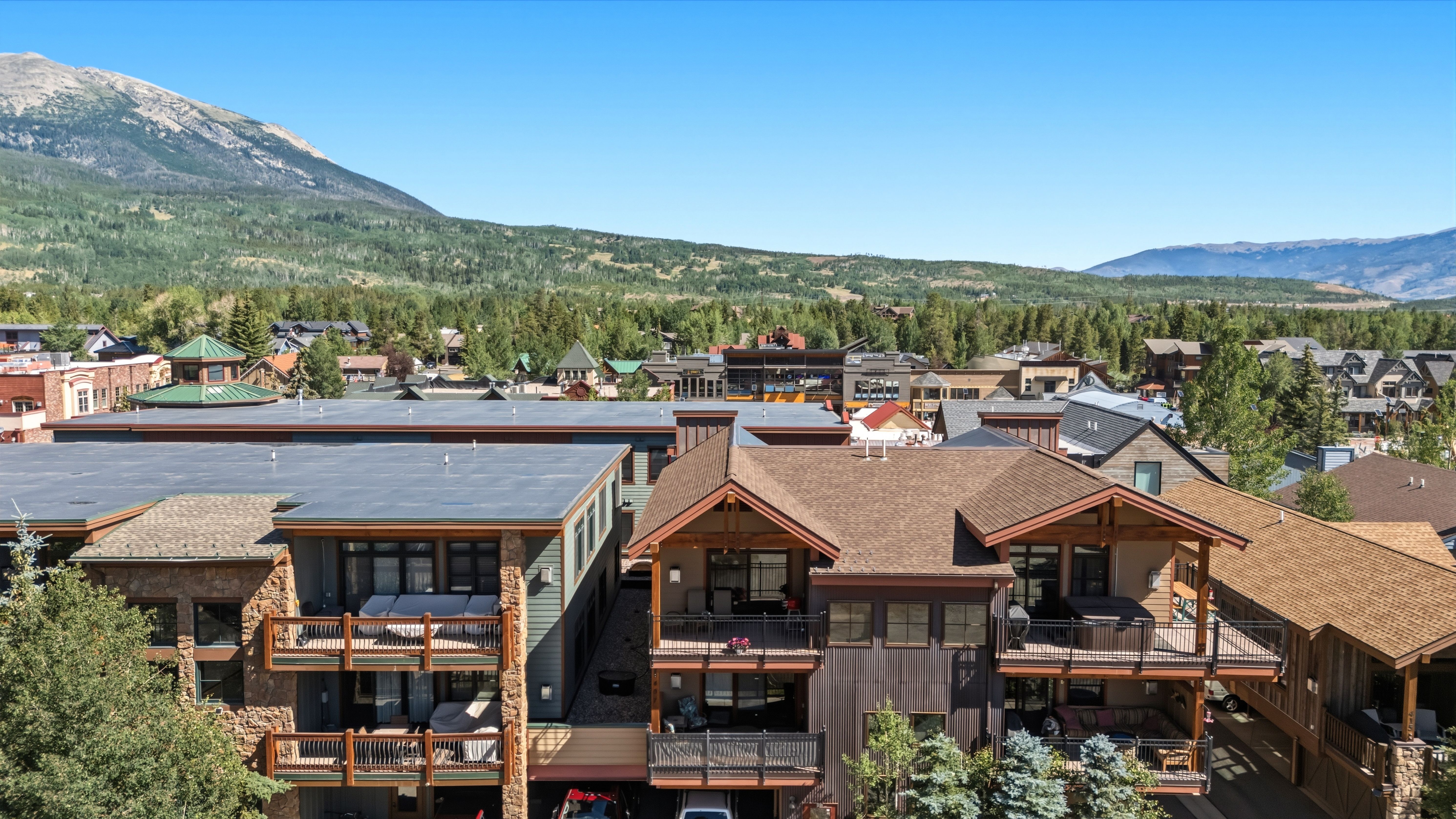  Light-Filled Corner Residence With Views of Mount Royal and Peak One - 物件實景