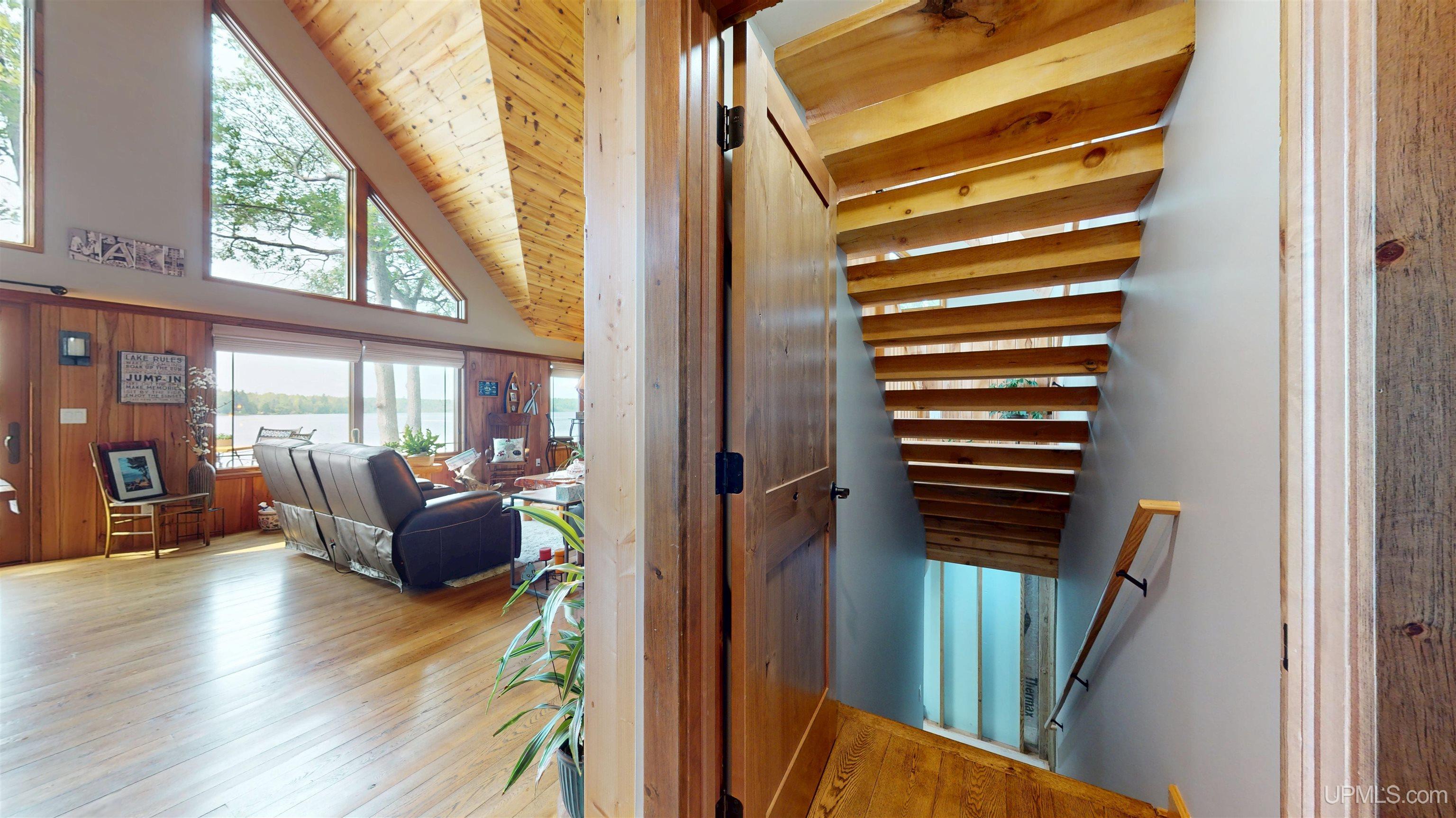 Marquette, Michigan, 49855, United States, 2 Bedrooms Bedrooms, ,4 BathroomsBathrooms,Residential,For Sale,1892873
