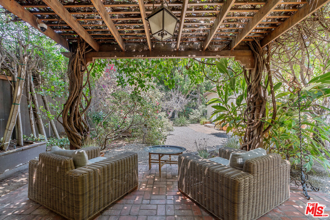 Los Angeles, California, 90005, United States, 3 Bedrooms Bedrooms, ,3 BathroomsBathrooms,Residential,For Sale,1876512