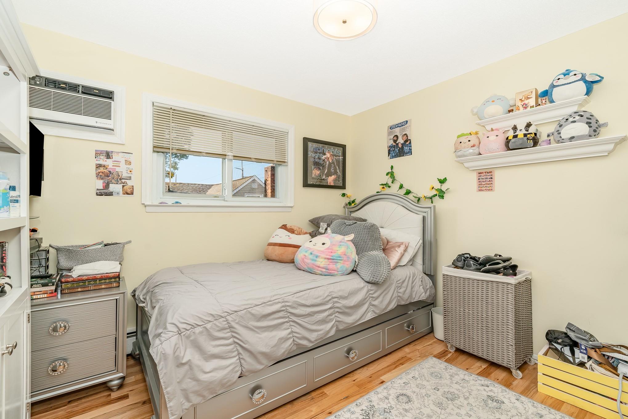 Franklin Square, New York, 11010, United States, 5 Bedrooms Bedrooms, ,2 BathroomsBathrooms,Residential,For Sale,1974579