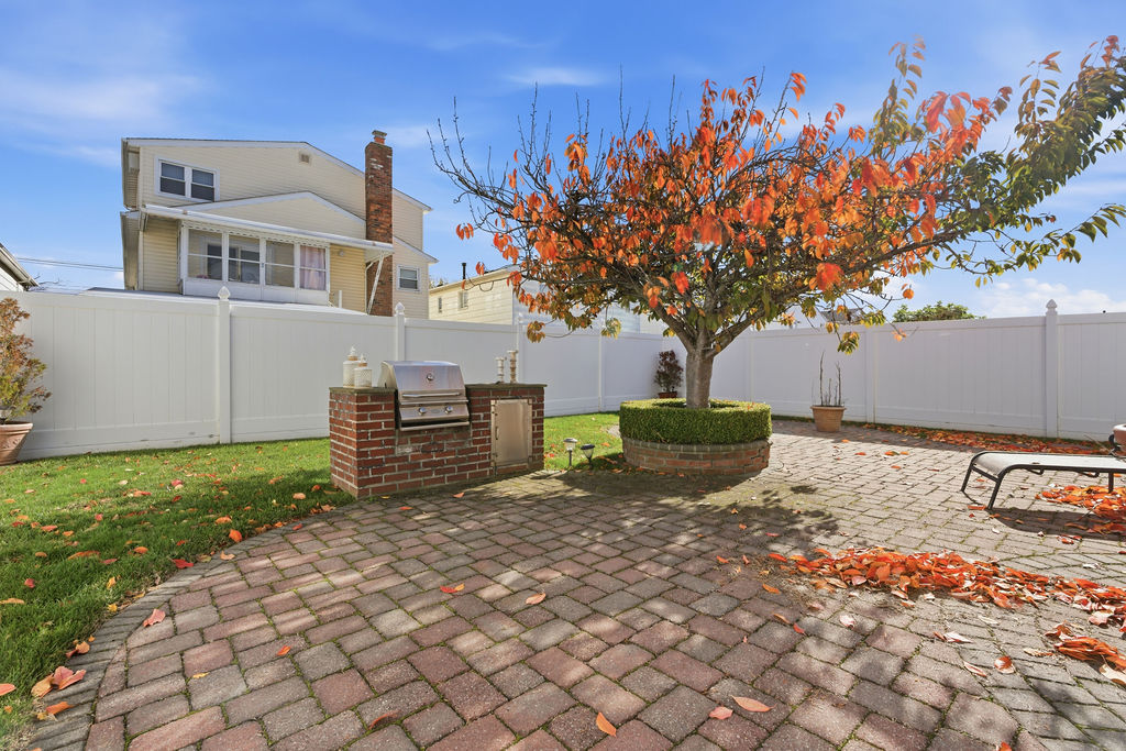 Howard Beach, New York, 11414, United States, 4 Bedrooms Bedrooms, ,3 BathroomsBathrooms,Residential,For Sale,1992466