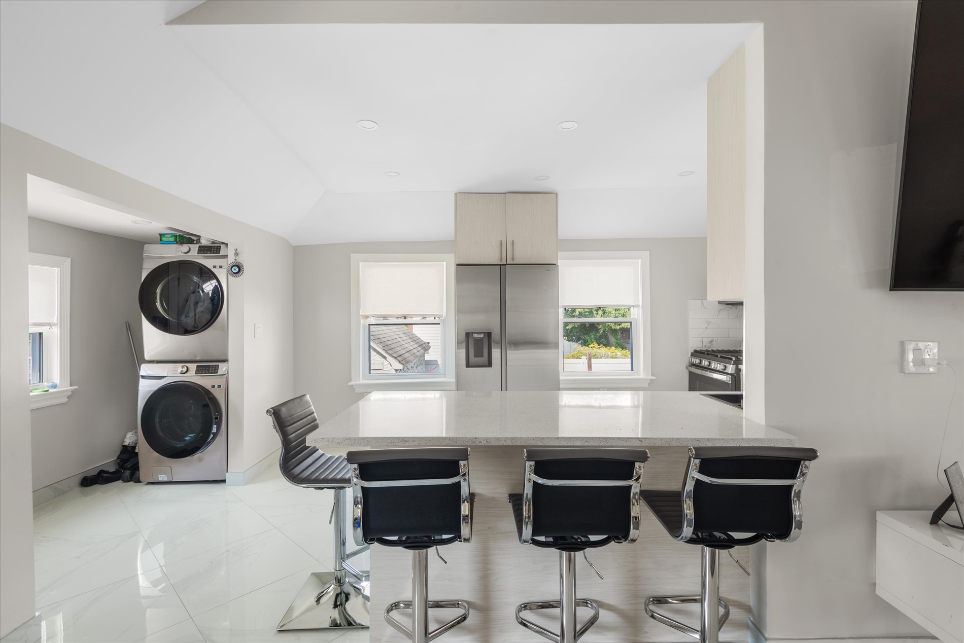 Howard Beach, New York, 11414, United States, 5 Bedrooms Bedrooms, ,2 BathroomsBathrooms,Residential,For Sale,2049449