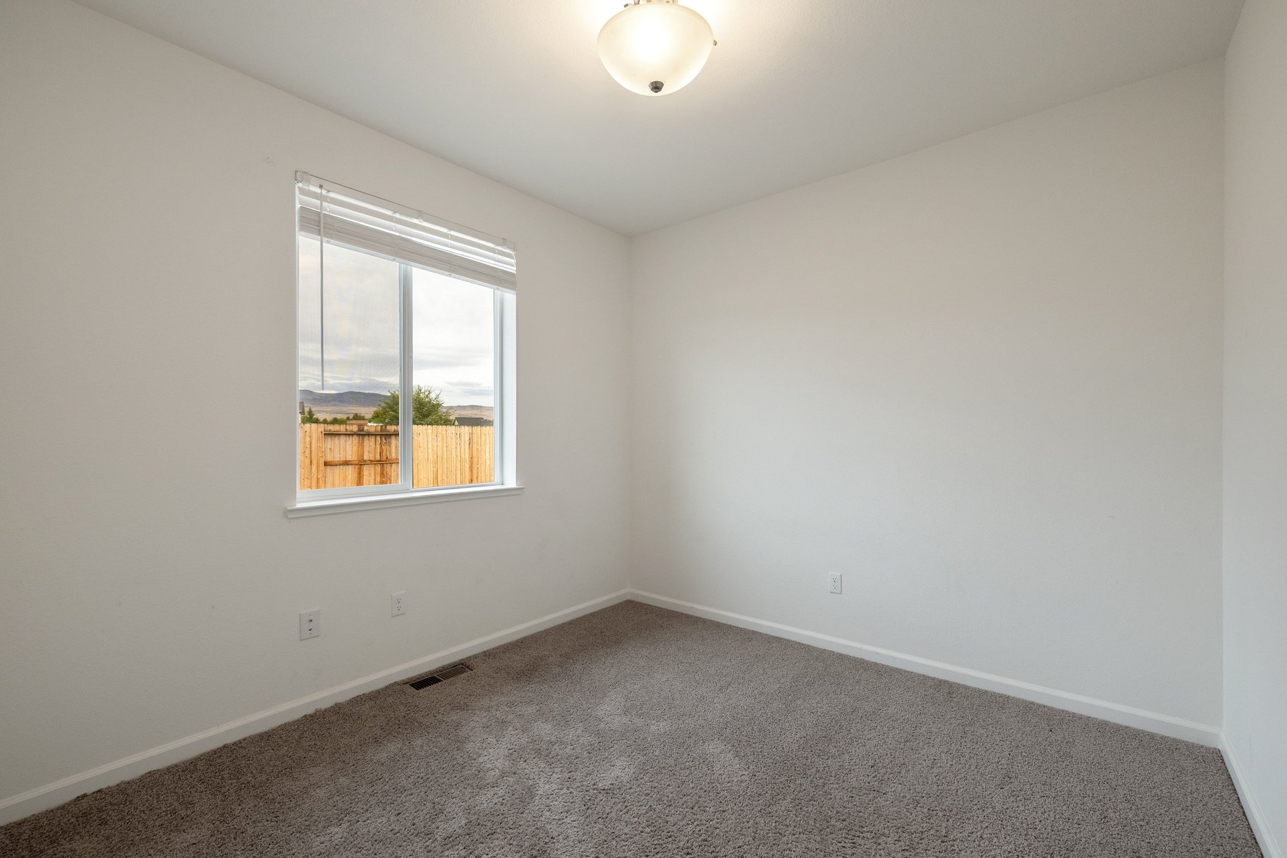  Built in 2020, Room for Everything: RV Parking Meets Big Backyard in Sparks - 物件實景