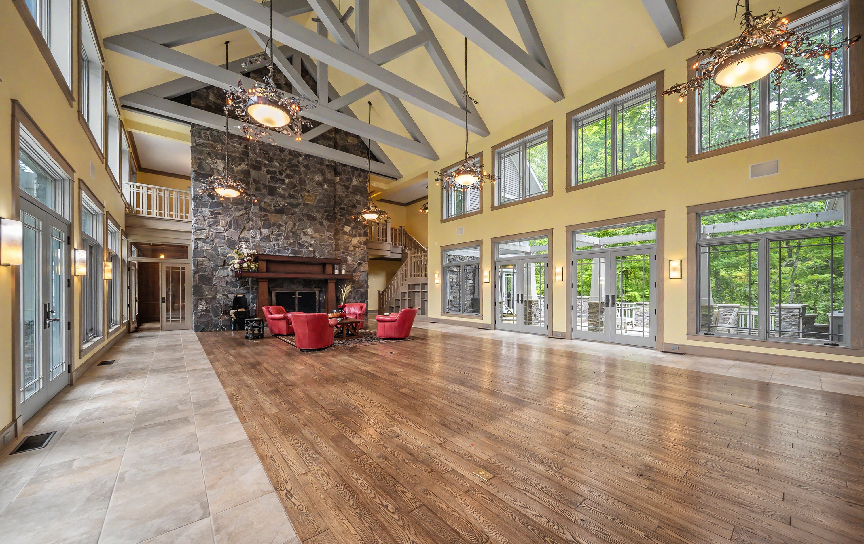  Stunning Prairie-Inspired Estate on 16 Acres of Scenic Woodlands - 物件實景