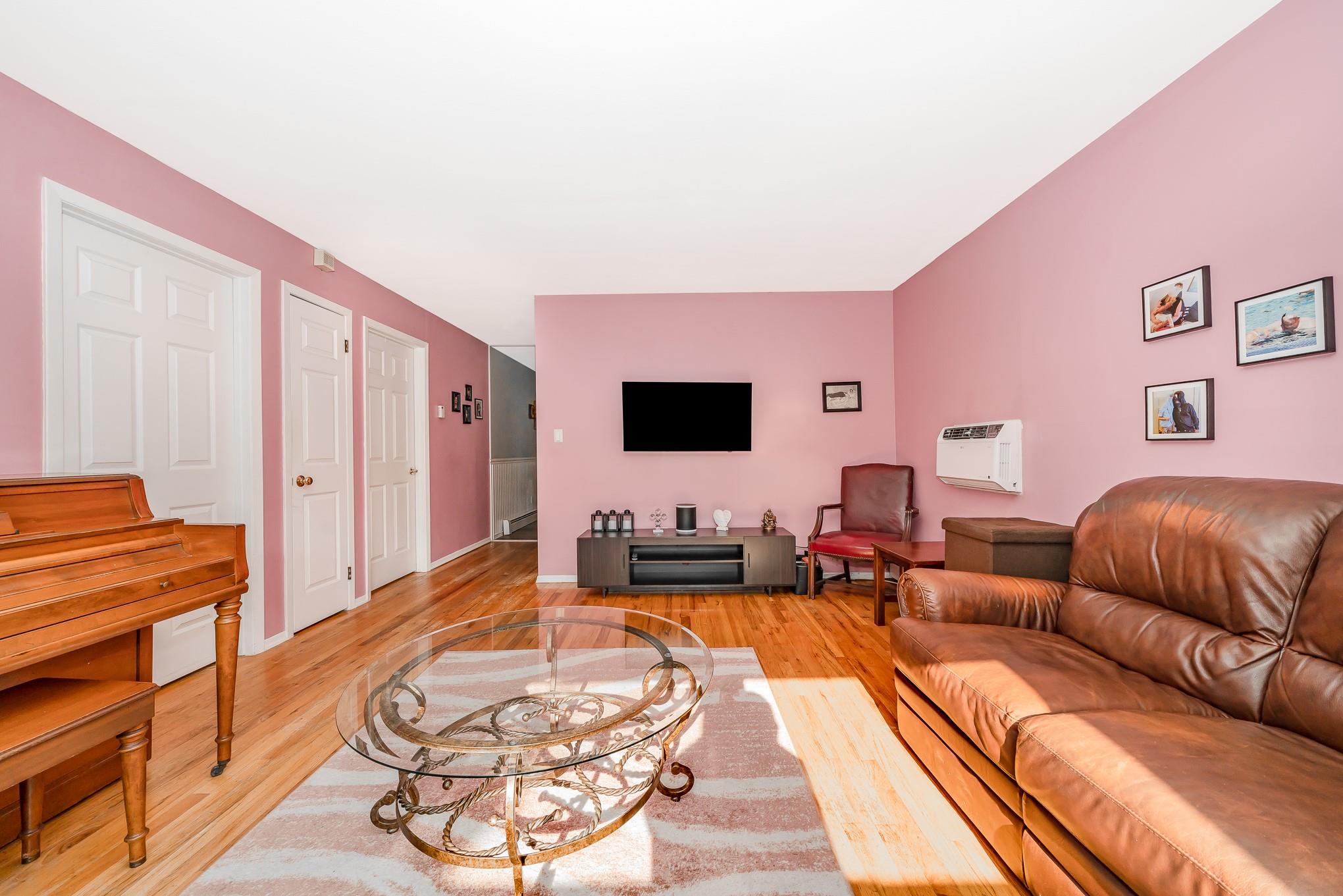 Franklin Square, New York, 11010, United States, 5 Bedrooms Bedrooms, ,2 BathroomsBathrooms,Residential,For Sale,1974579