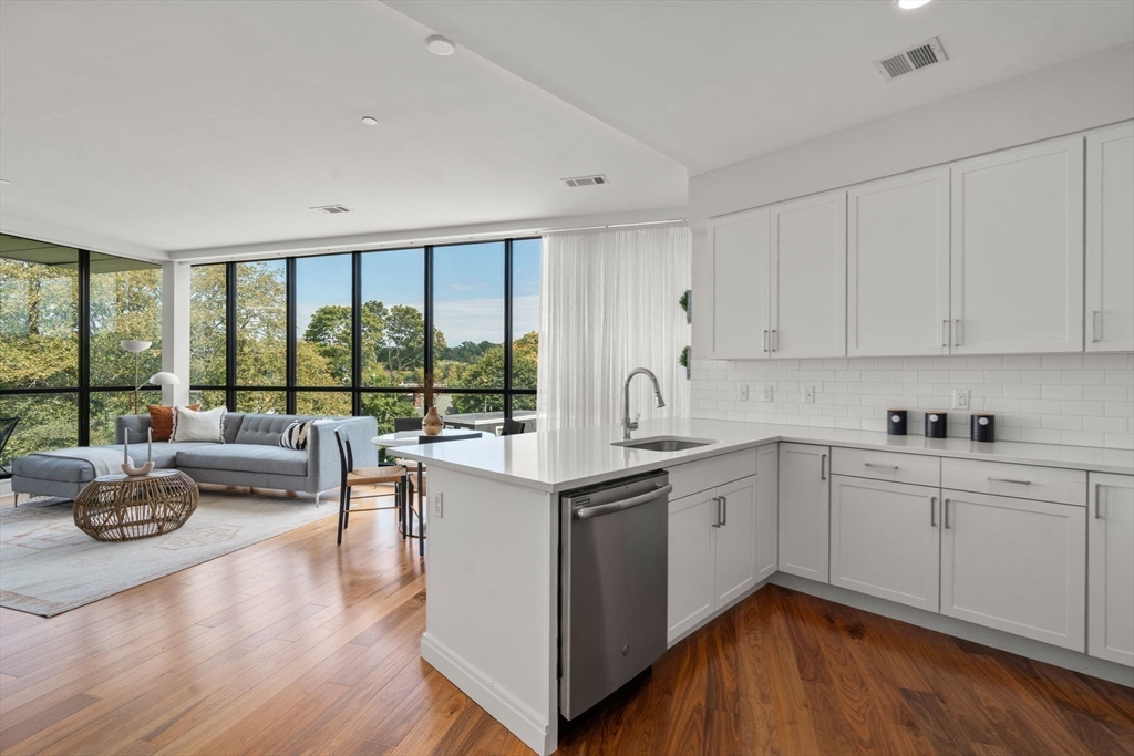 Boston, Massachusetts, 02130, United States, 2 Bedrooms Bedrooms, ,2 BathroomsBathrooms,Residential,For Sale,1940370