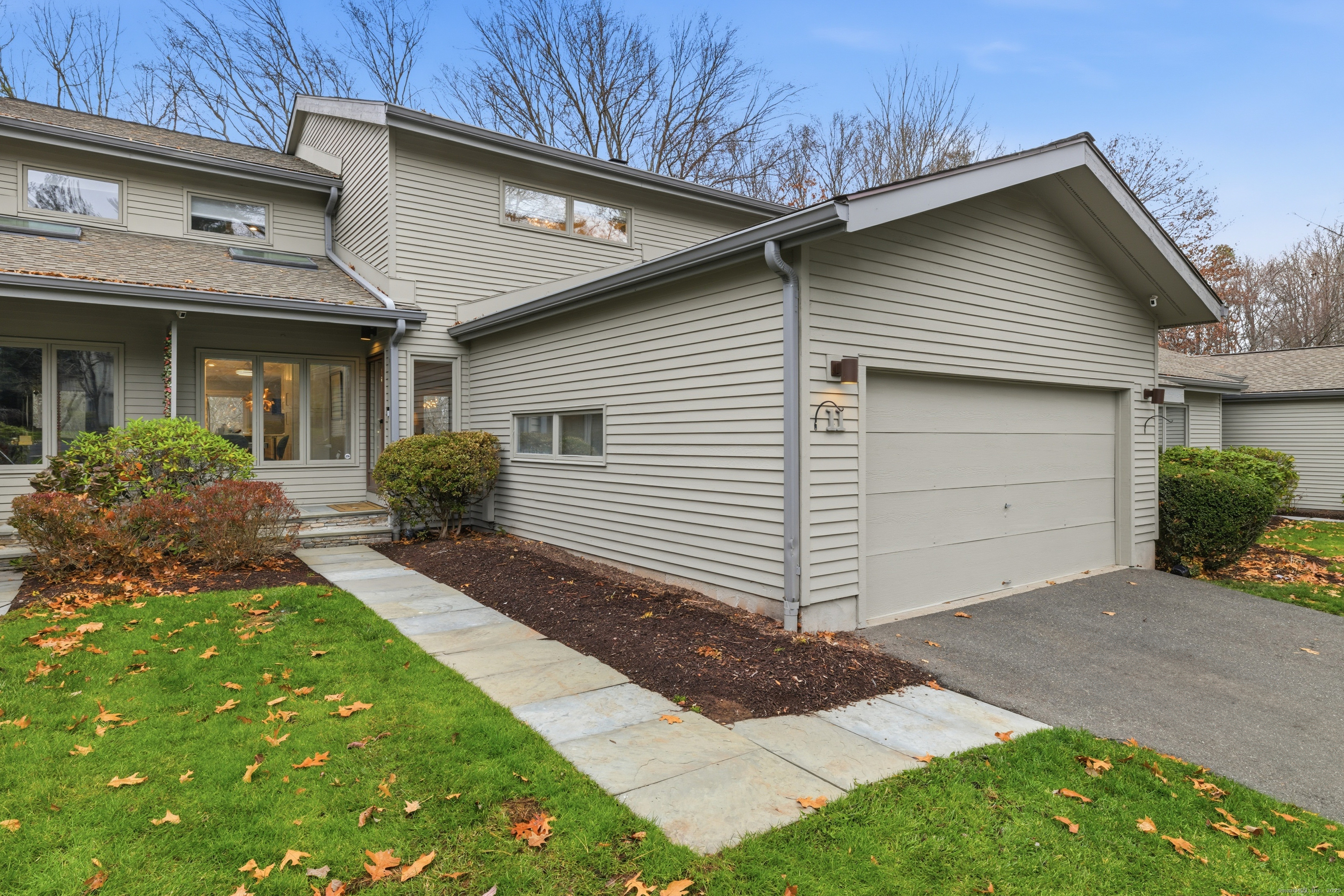 Avon, Connecticut, 06001, United States, 3 Bedrooms Bedrooms, ,4 BathroomsBathrooms,Residential,For Sale,1999811