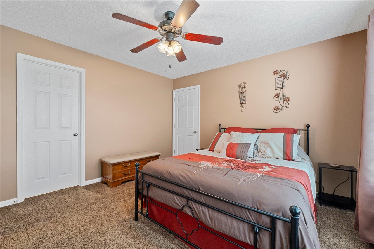 Bowling Green, Kentucky, 42104, United States, 6 Bedrooms Bedrooms, ,4 BathroomsBathrooms,Residential,For Sale,1882789