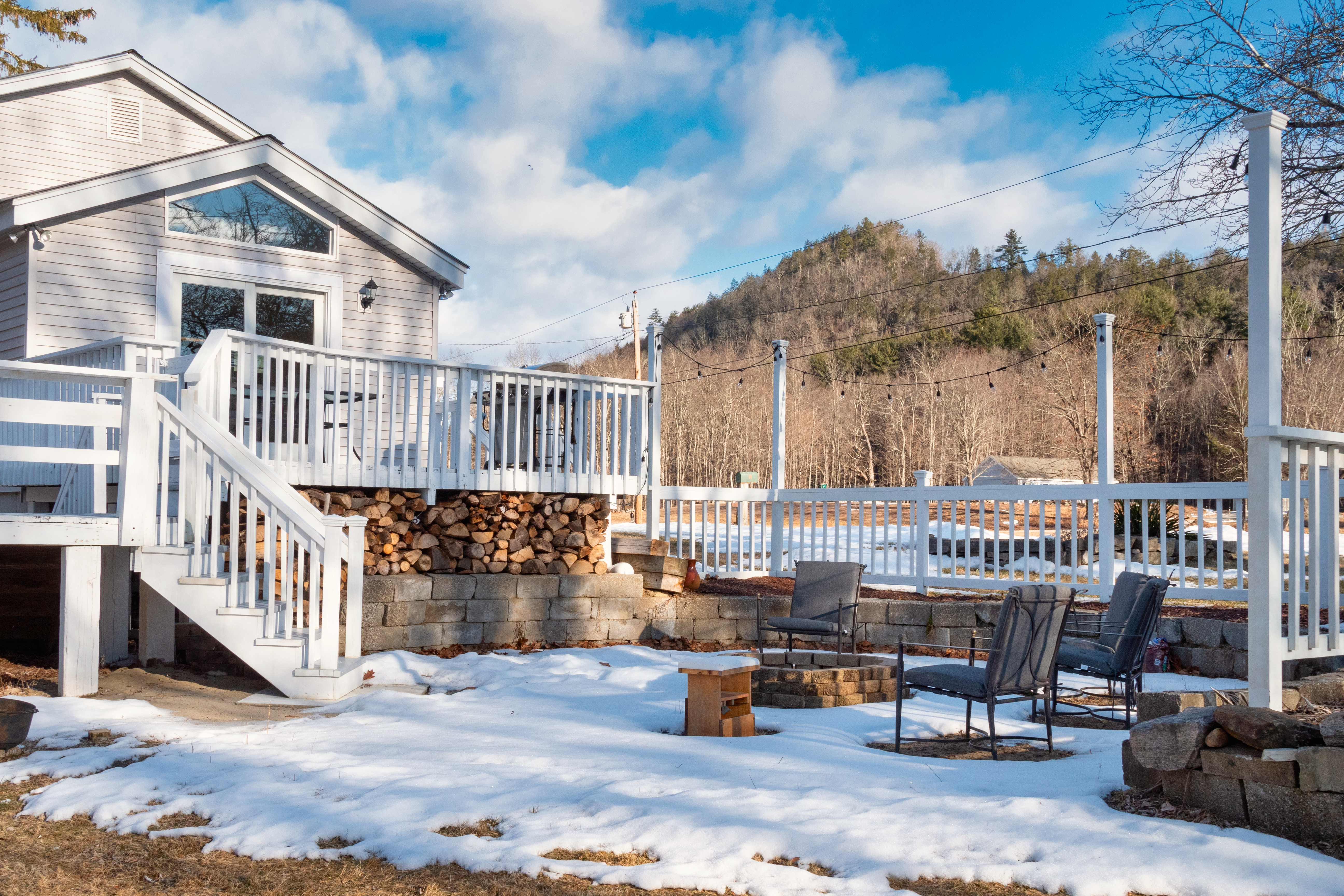  On the Wild and Scenic Farmington River, at the End of a Quiet Road, a House Ful - 物件實景
