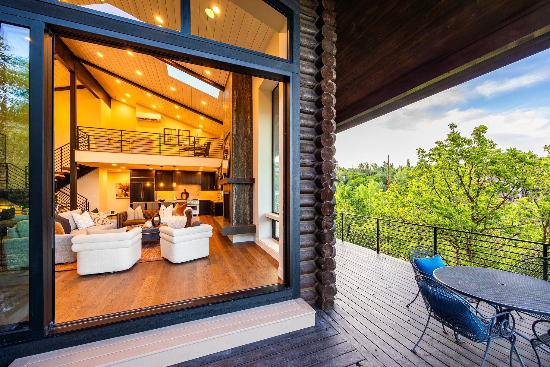  Full Scale Rebuild with Amazing Outdoor Spaces and Views - 物件實景