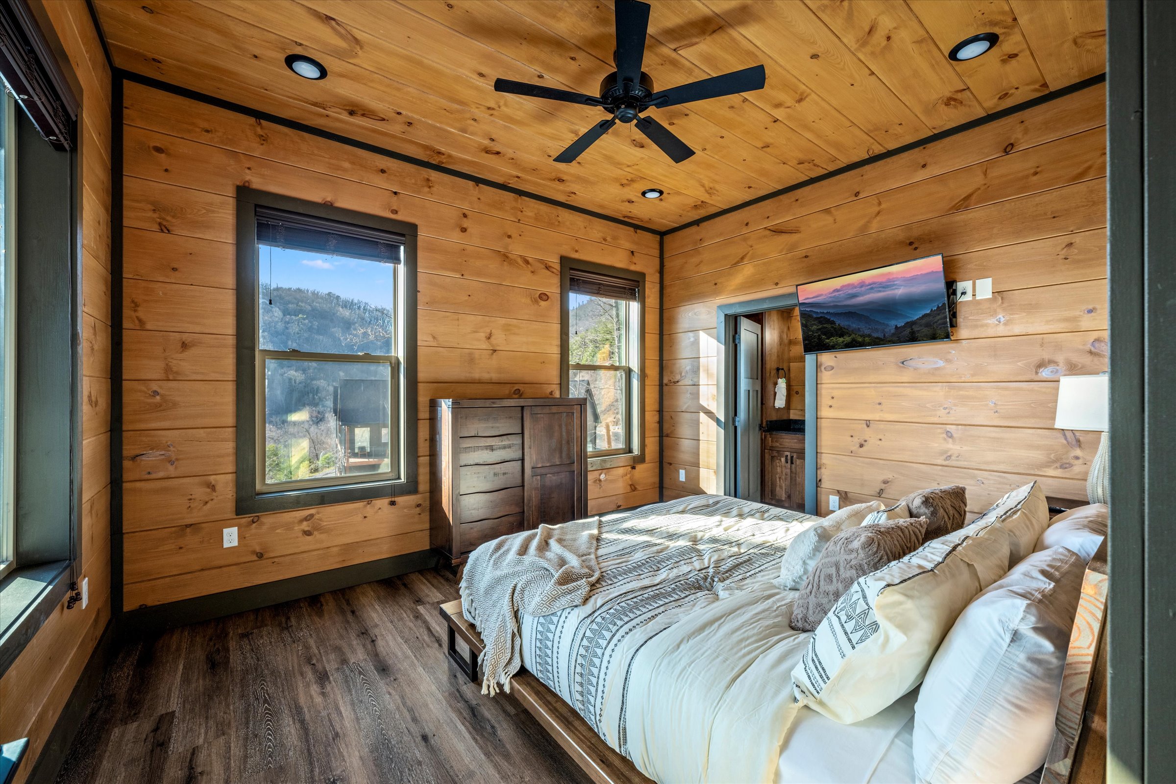 Sevierville, Tennessee, 37876, United States, 5 Bedrooms Bedrooms, ,6 BathroomsBathrooms,Residential,For Sale,1975935