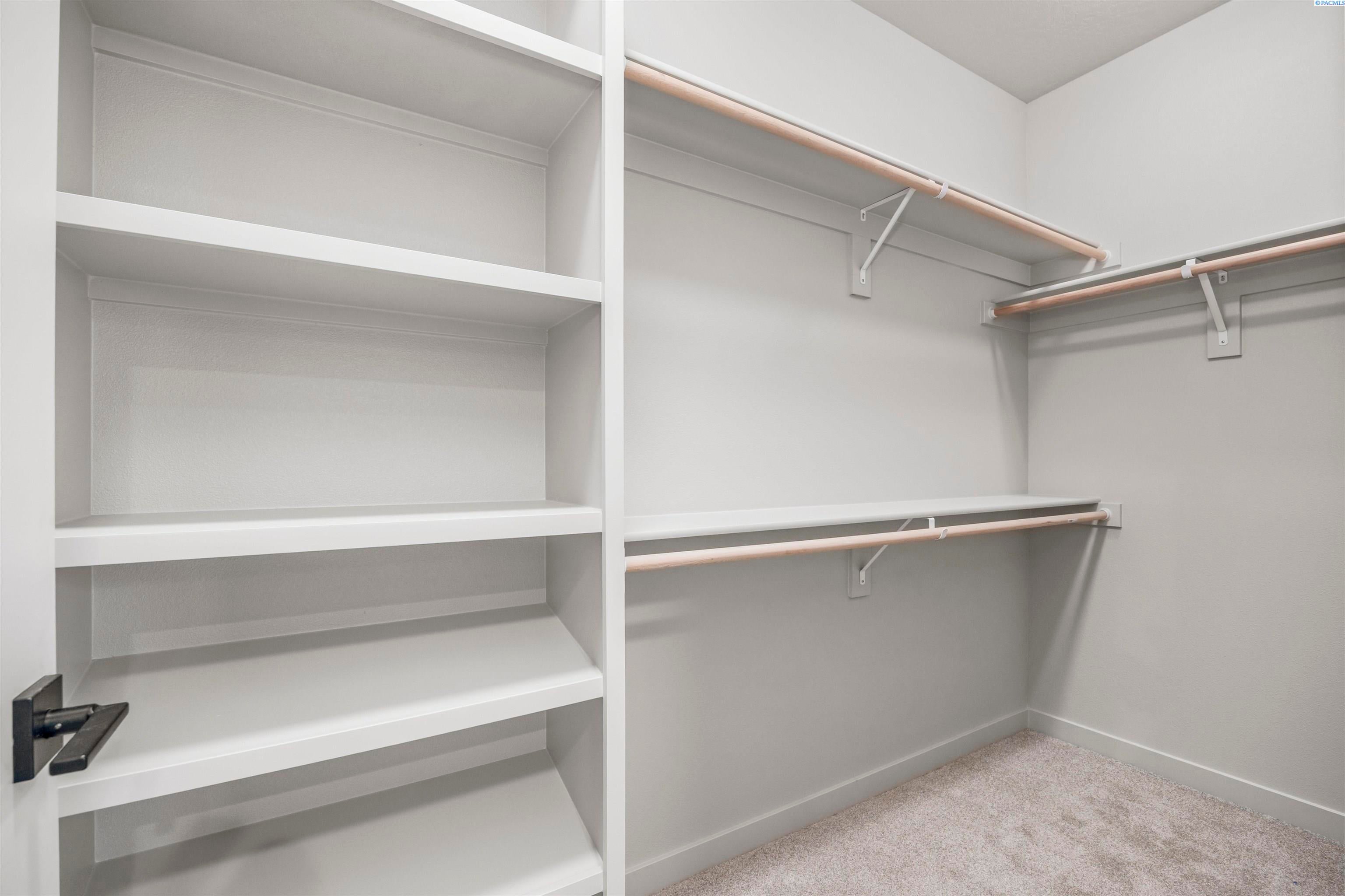 Richland, Washington, 99352, United States, 4 Bedrooms Bedrooms, ,3 BathroomsBathrooms,Residential,For Sale,1980389