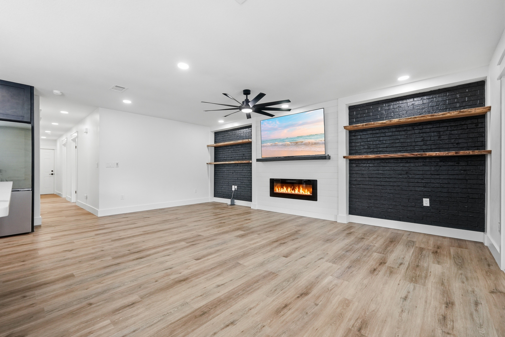  Move-In Ready Pool Home with Thoughtful Modern Updates - 物件實景