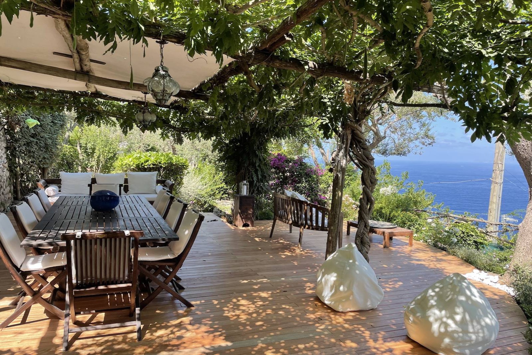 Magnificent villa overlooking the Grotta Azzurra 