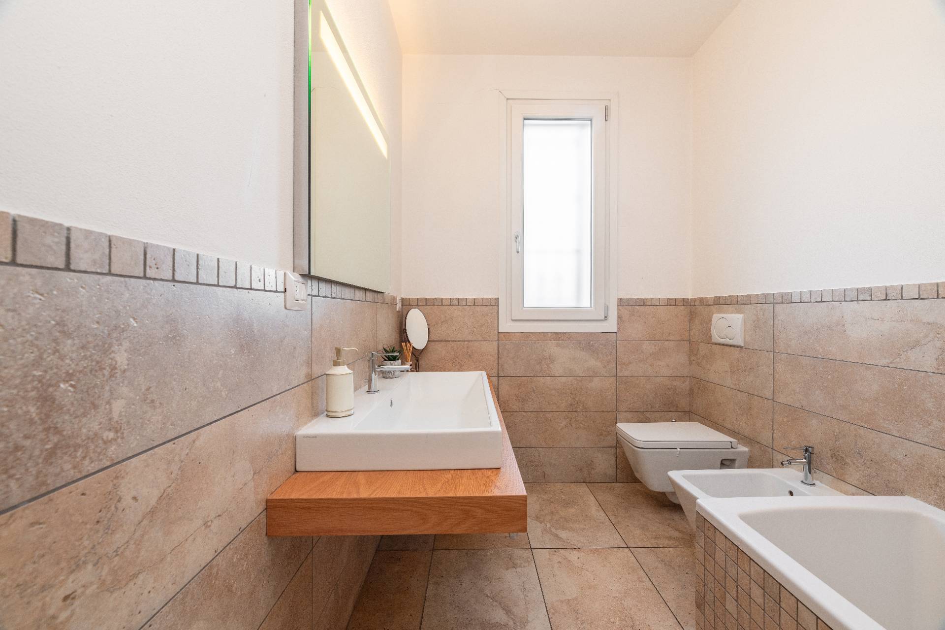 Cabiate, Como, 22060, IT, 4 Bedrooms Bedrooms, ,4 BathroomsBathrooms,Residential,For Sale,1940024