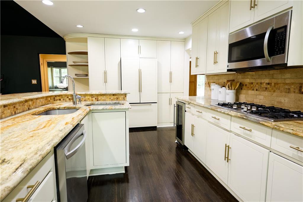 Atlanta, Georgia, 30327, United States, 5 Bedrooms Bedrooms, ,4 BathroomsBathrooms,Residential,For Sale,1926294
