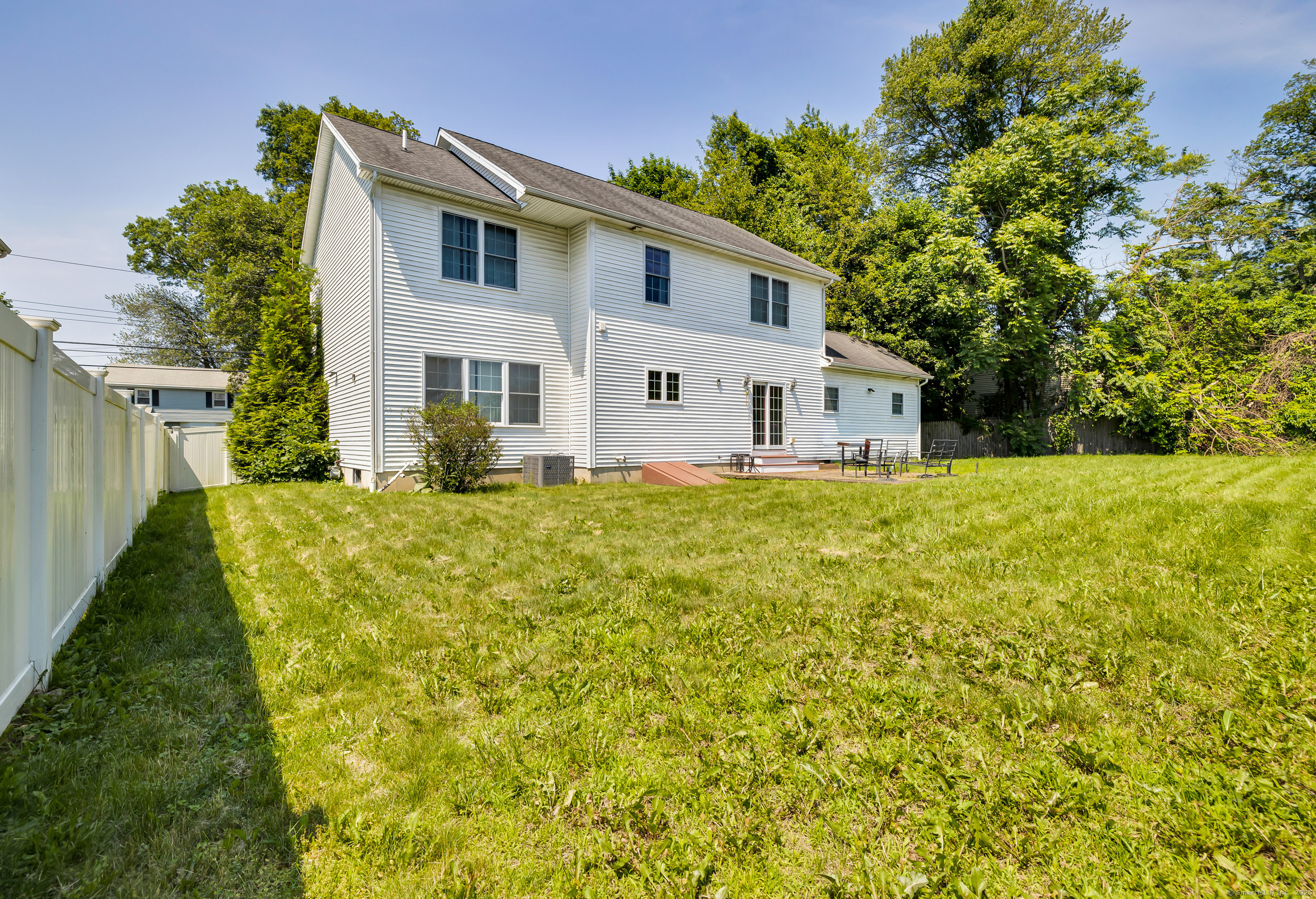 Stratford, Connecticut, 06614, United States, 5 Bedrooms Bedrooms, ,4 BathroomsBathrooms,Residential,For Sale,1896589