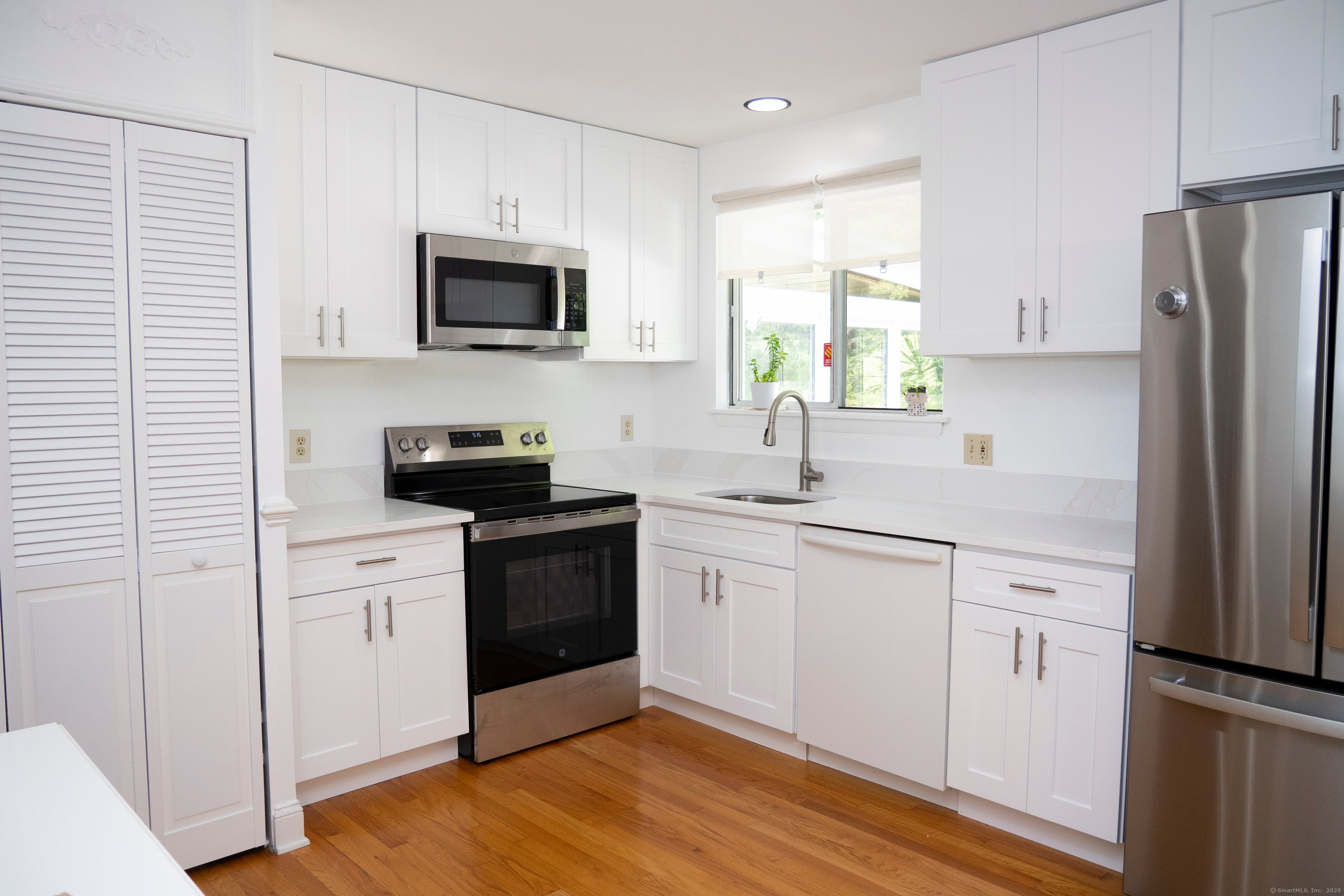 Trumbull, Connecticut, 06611, United States, 3 Bedrooms Bedrooms, ,3 BathroomsBathrooms,Residential,For Sale,1937031