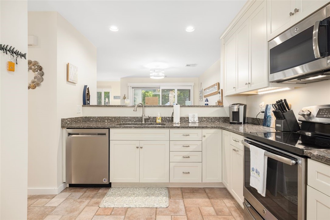 Narragansett, Rhode Island, 02882, United States, 2 Bedrooms Bedrooms, ,3 BathroomsBathrooms,Residential,For Sale,1950851