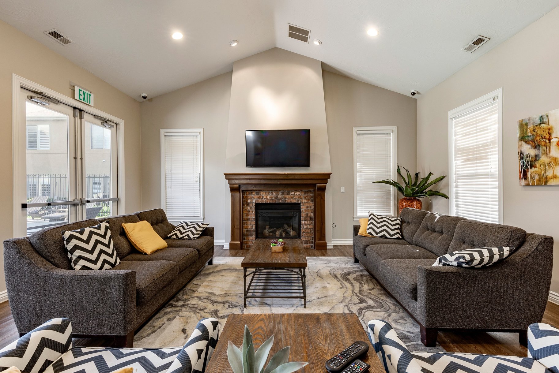  Fully Remodeled End-Unit in Prime Midvale Location - 物件實景