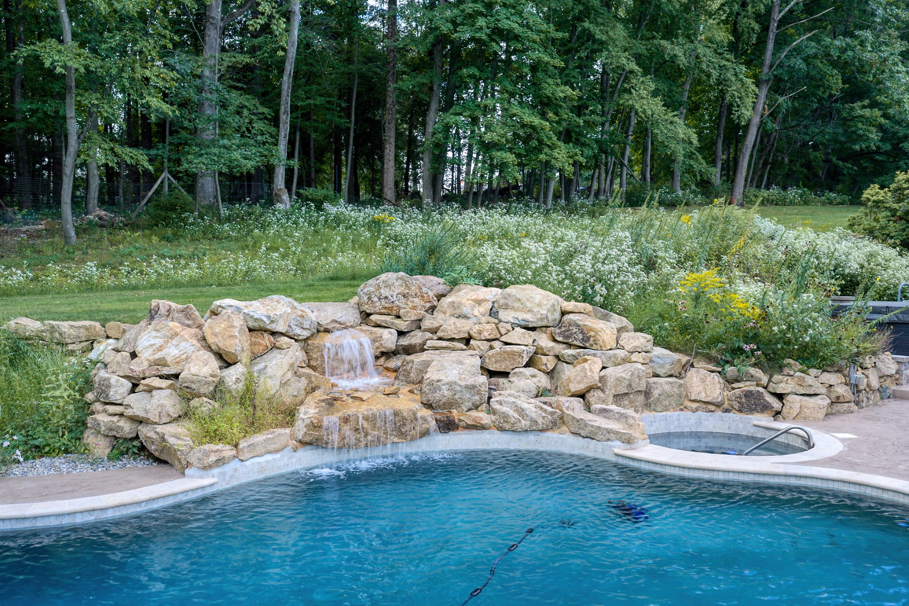  Updated Custom Colonial Home Brings Private Natural Setting Into Daily Life - 物件實景