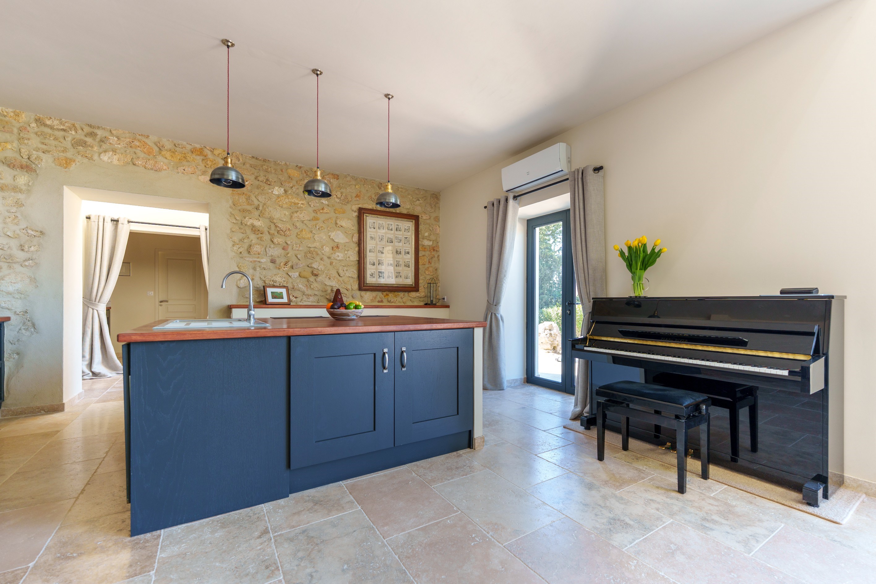  Character property within a vineyard estate — renovated barn with pool and exce… - 物件實景