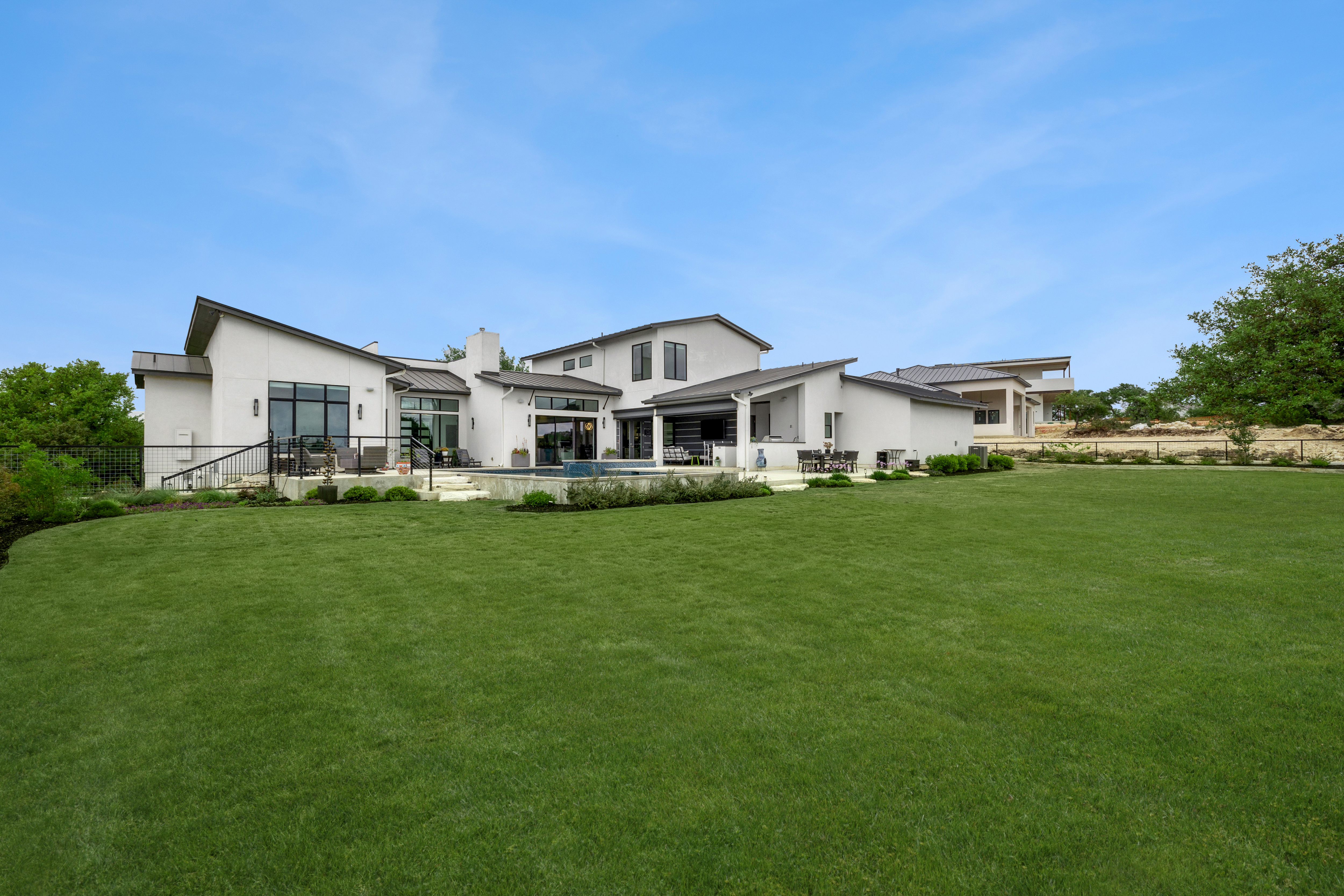  Custom Contemporary with Designer Finishes - 物件實景