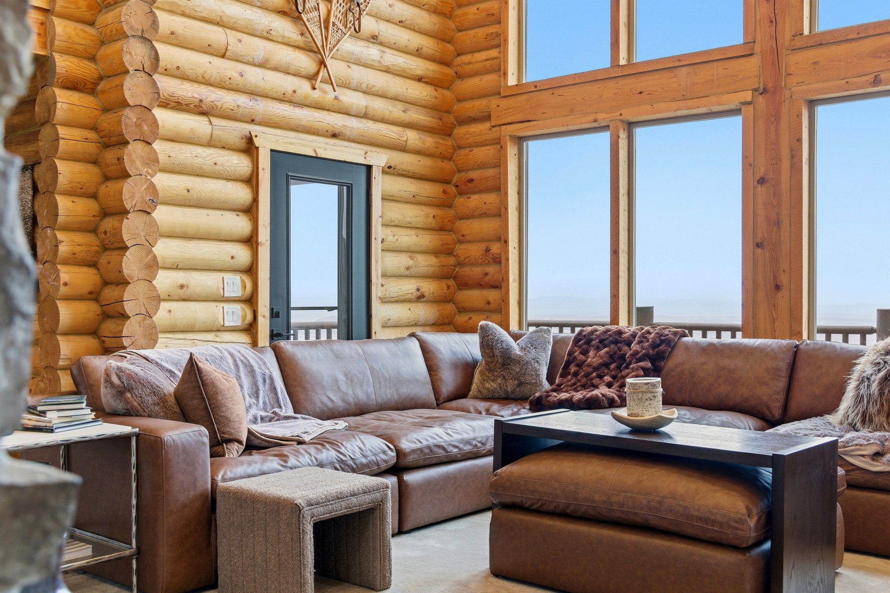  Renovated Log Cabin in Cedar Highlands with Wraparound Deck & Mountain Views - 物件實景
