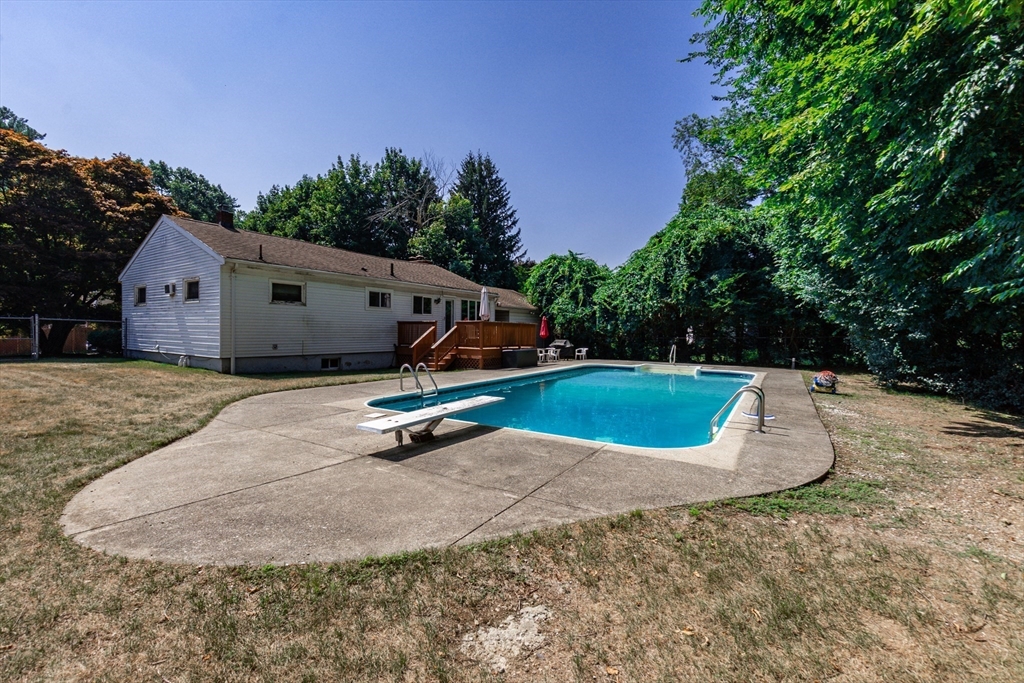 Saugus, Massachusetts, 01906, United States, 3 Bedrooms Bedrooms, ,2 BathroomsBathrooms,Residential,For Sale,1982387