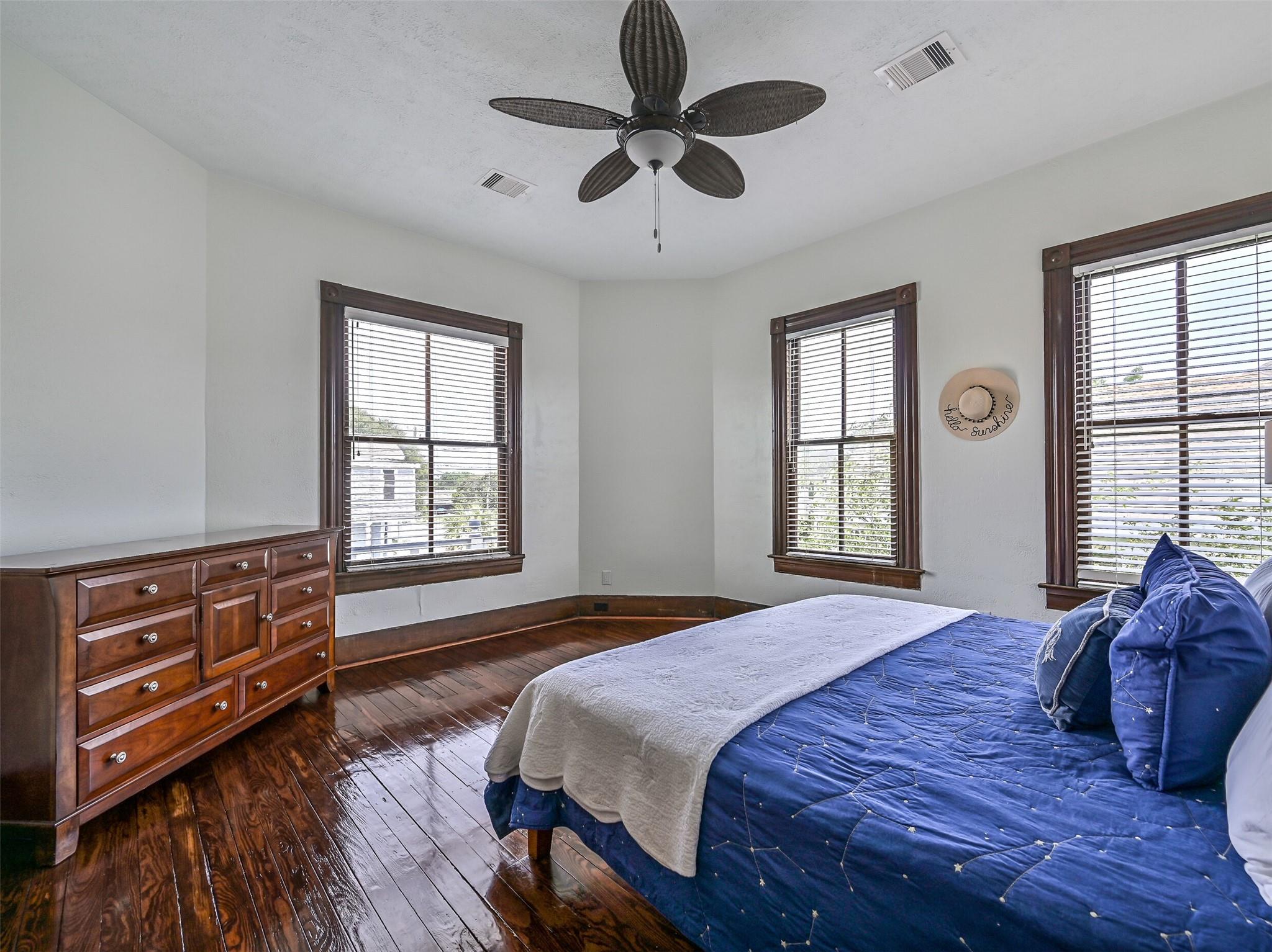 Galveston, Texas, 77550, United States, 4 Bedrooms Bedrooms, ,3 BathroomsBathrooms,Residential,For Sale,1818461