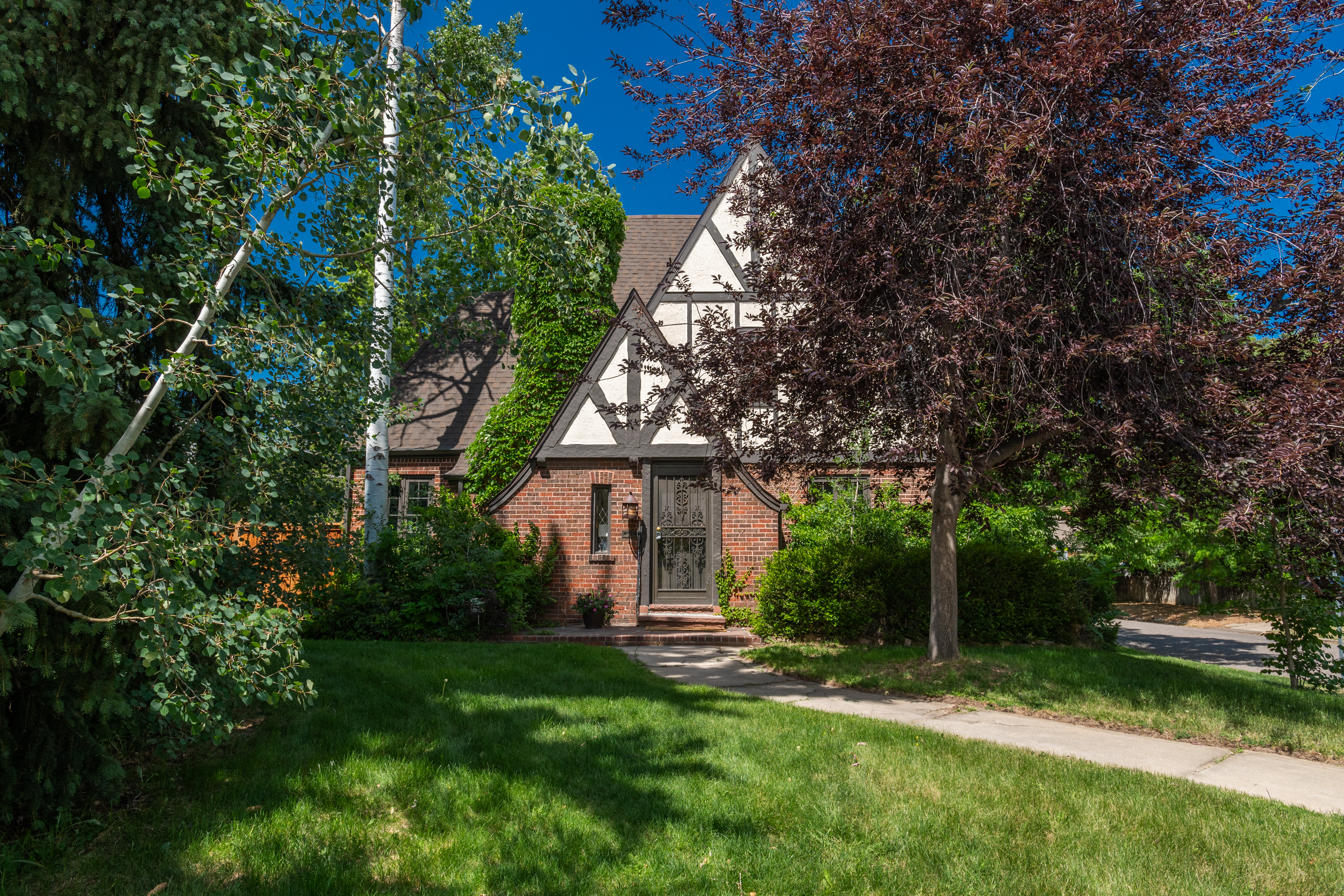  Recently renovated Hilltop Tudor is a must see - 物件實景