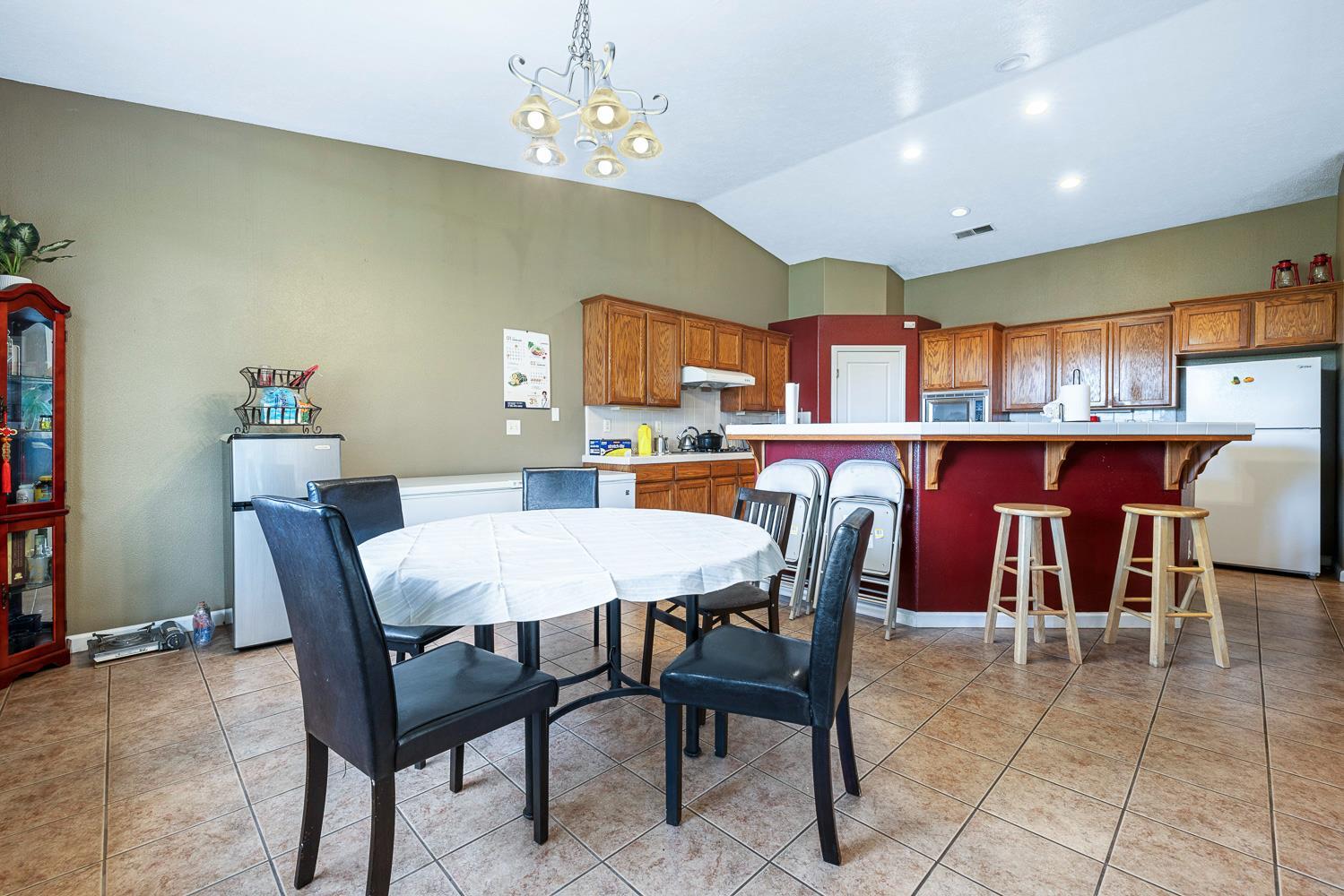 Fresno, California, 93727, United States, 4 Bedrooms Bedrooms, ,2 BathroomsBathrooms,Residential,For Sale,2008580