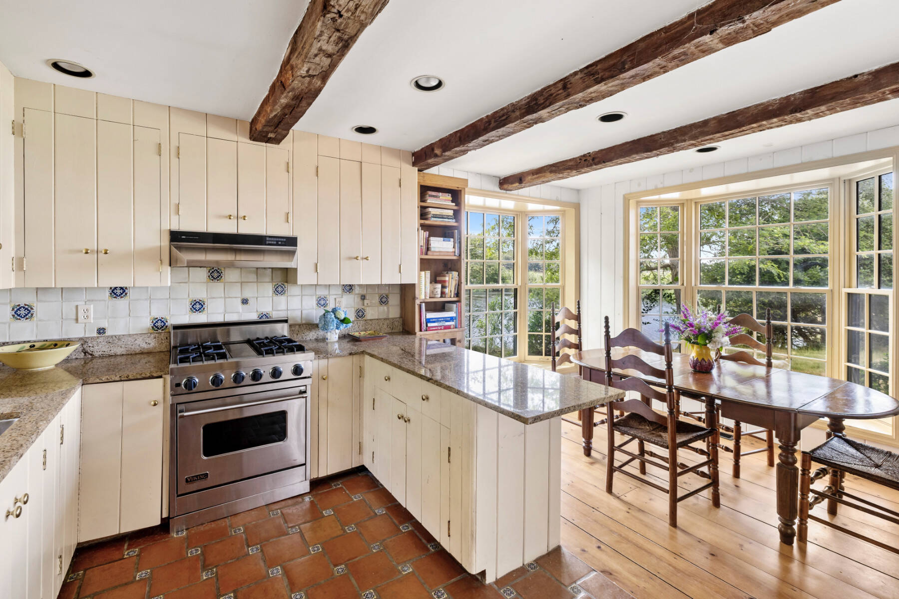  Sunrise to Sunset Views at this New Heavenly Waterfront Home - 物件實景