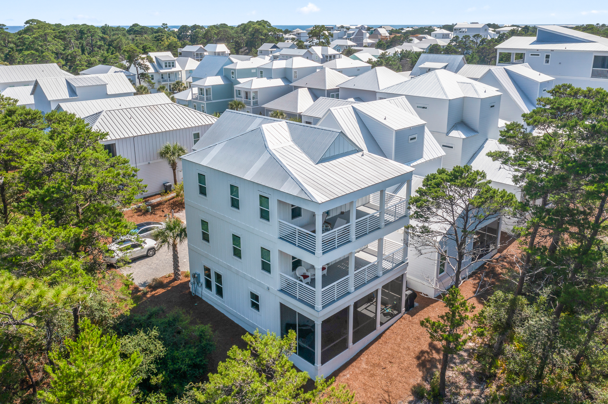  Like-New Coastal Retreat with Rare Privacy and Porches on Every Level - 物件實景