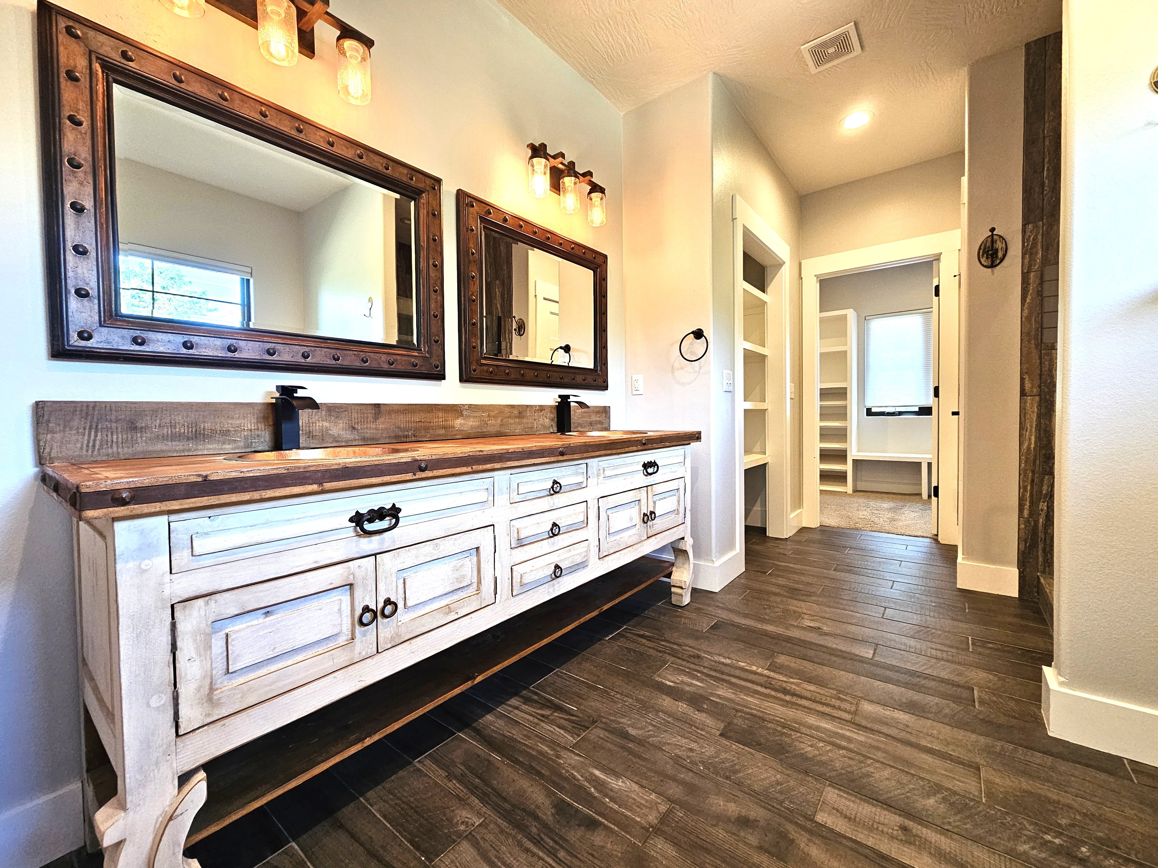 SPRINGFIELD, Missouri, 65804, United States, 4 Bedrooms Bedrooms, ,4 BathroomsBathrooms,Residential,For Sale,1996433