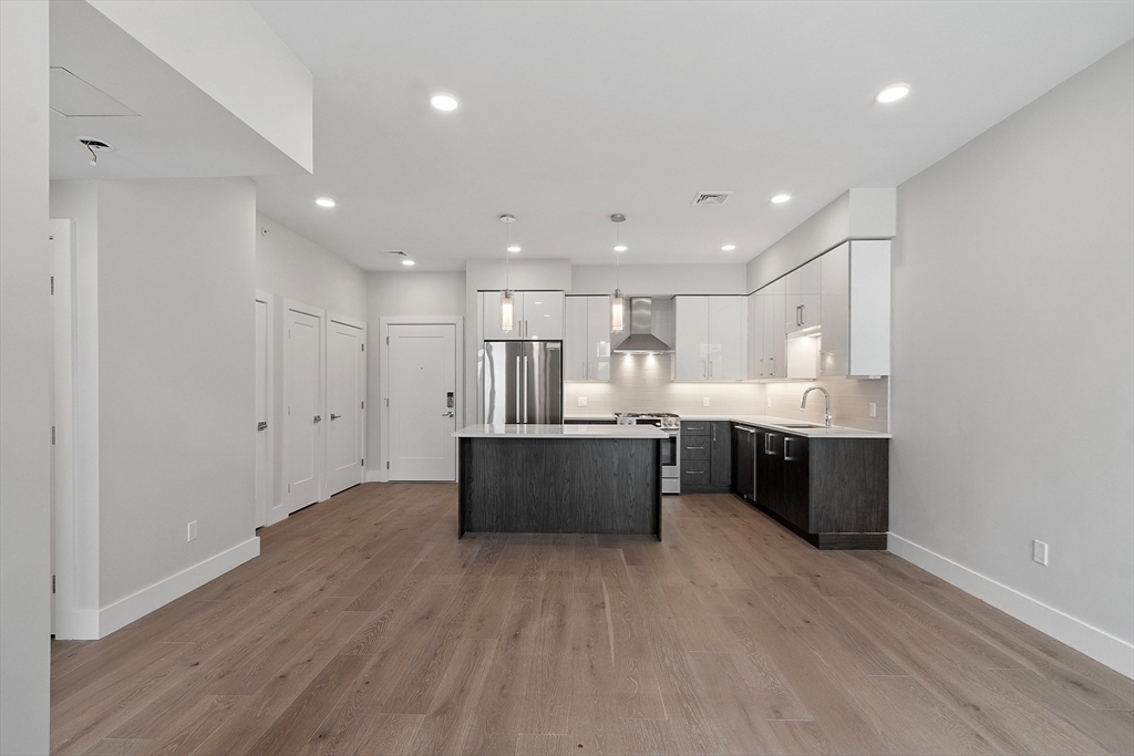 Somerville, Massachusetts, 02143, United States, 2 Bedrooms Bedrooms, ,2 BathroomsBathrooms,Residential,For Sale,1938695