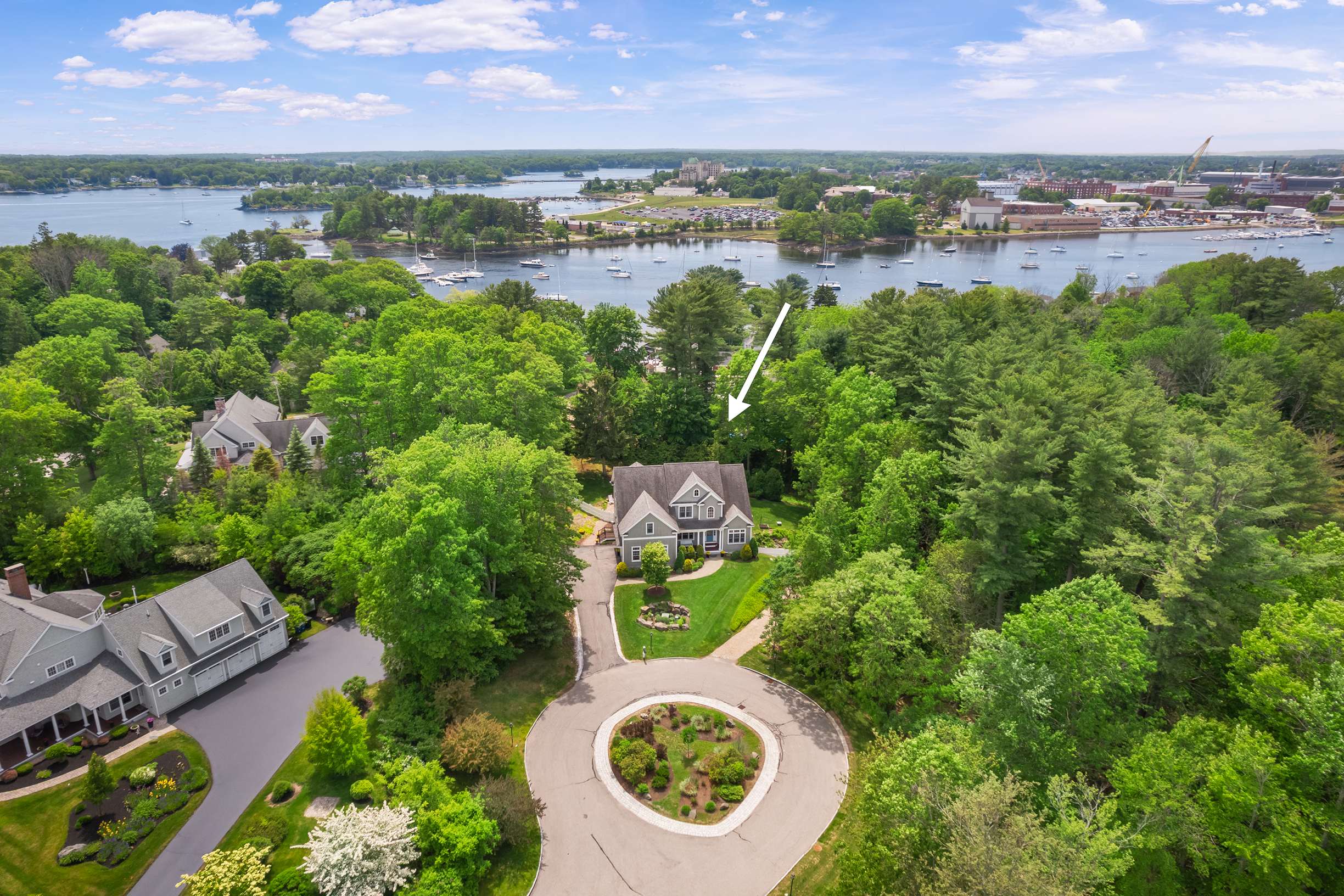  Shingle Style Colonial With Deep Water Dock Access - 物件實景