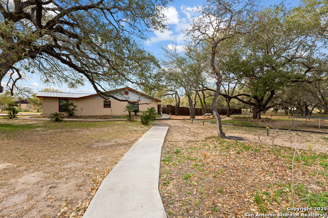 Floresville, Texas, 78114, United States, 6 Bedrooms Bedrooms, ,3 BathroomsBathrooms,Residential,For Sale,1754685