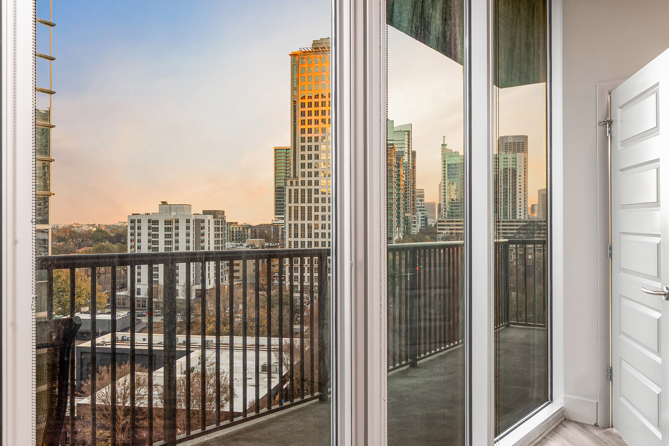  Iconic Intown Living at 1010 Midtown - 物件實景