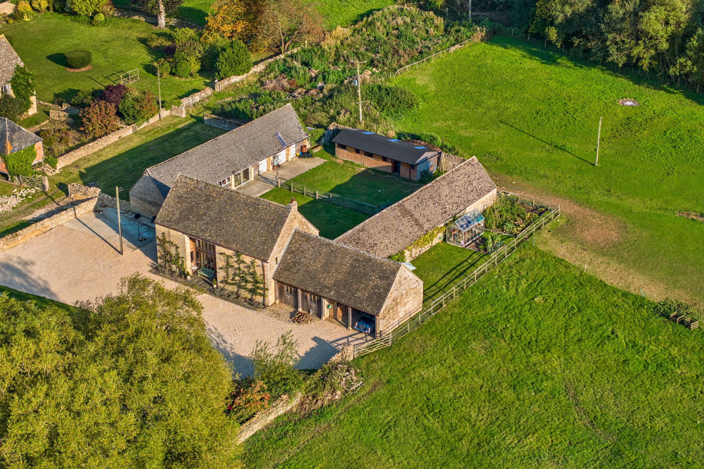  Grade II listed Cotswold stone barn situated on the edge of a renowned village - 物件實景