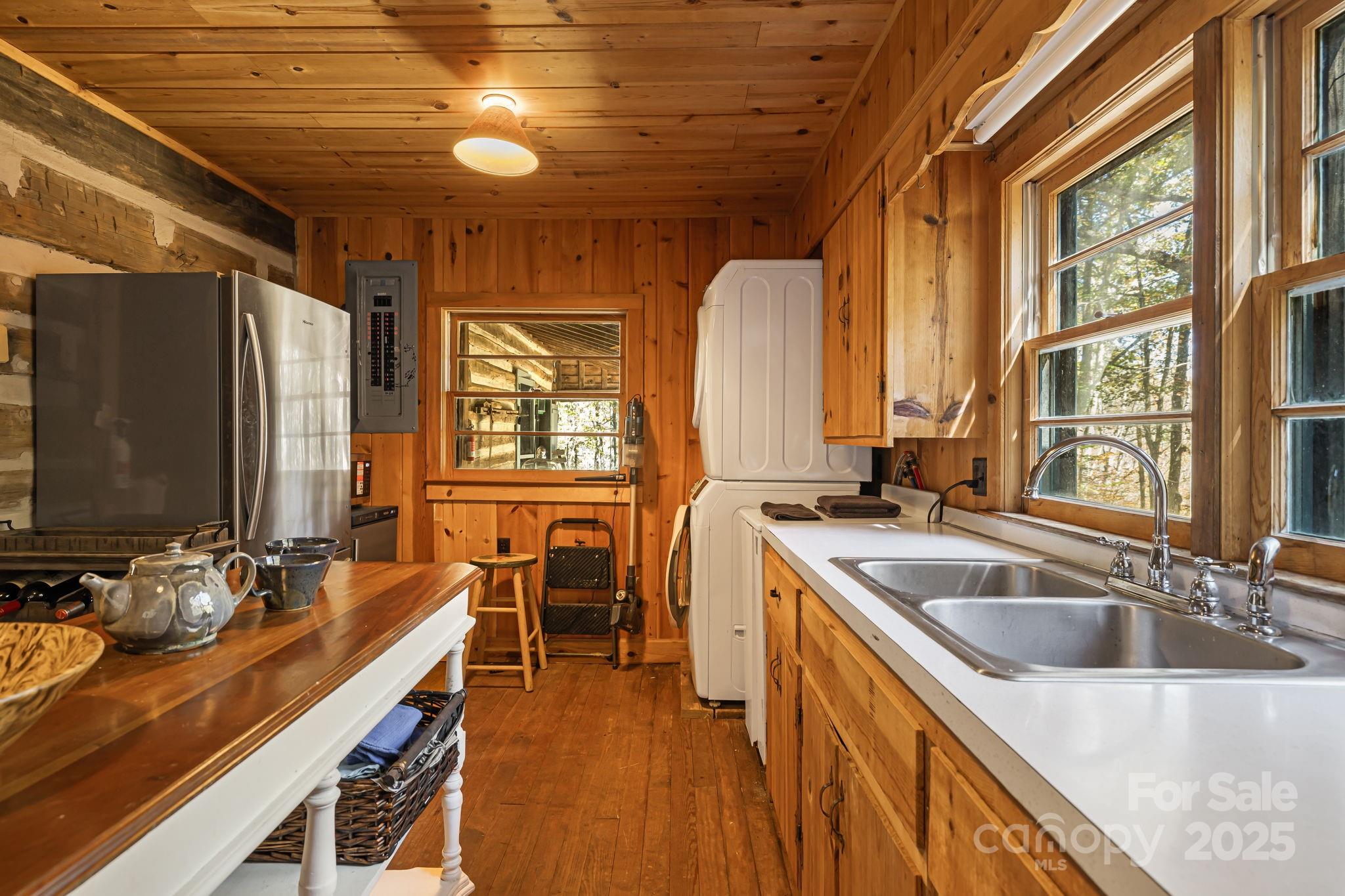 Burnsville, North Carolina, 28714, United States, 3 Bedrooms Bedrooms, ,2 BathroomsBathrooms,Residential,For Sale,1967012